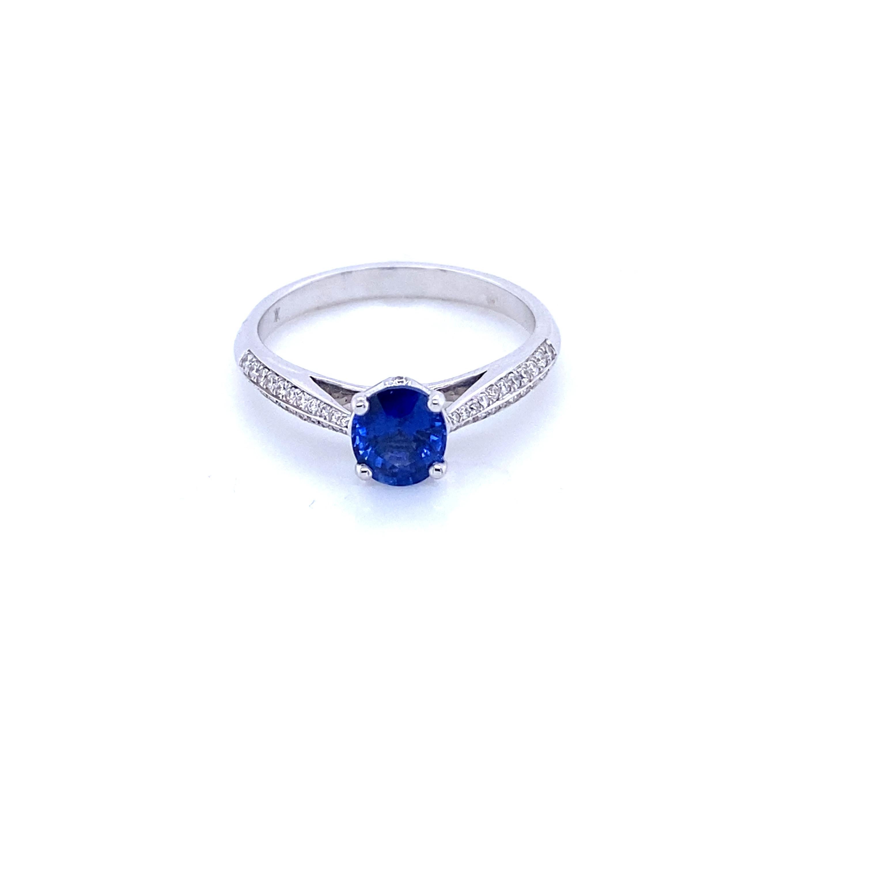 Engagement Ring in White Gold with Blue Sapphire and Diamonds
French Collection by Mesure et Art du Temps

Magnificent Engagement ring in 18 Carat white gold surmounted by a blue sapphire, oval shape which weighs 1.07 Carat. This ring is accompanied