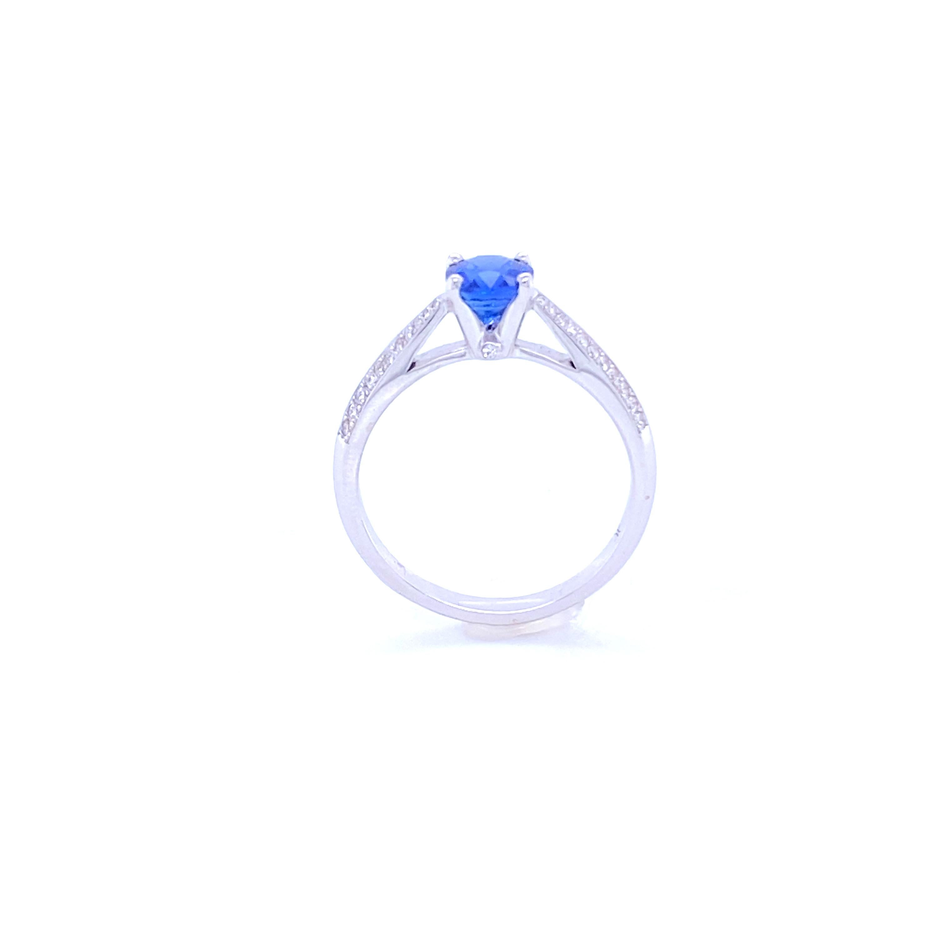 Engagement Ring in White Gold with Blue Sapphire and Diamonds In New Condition For Sale In Vannes, FR