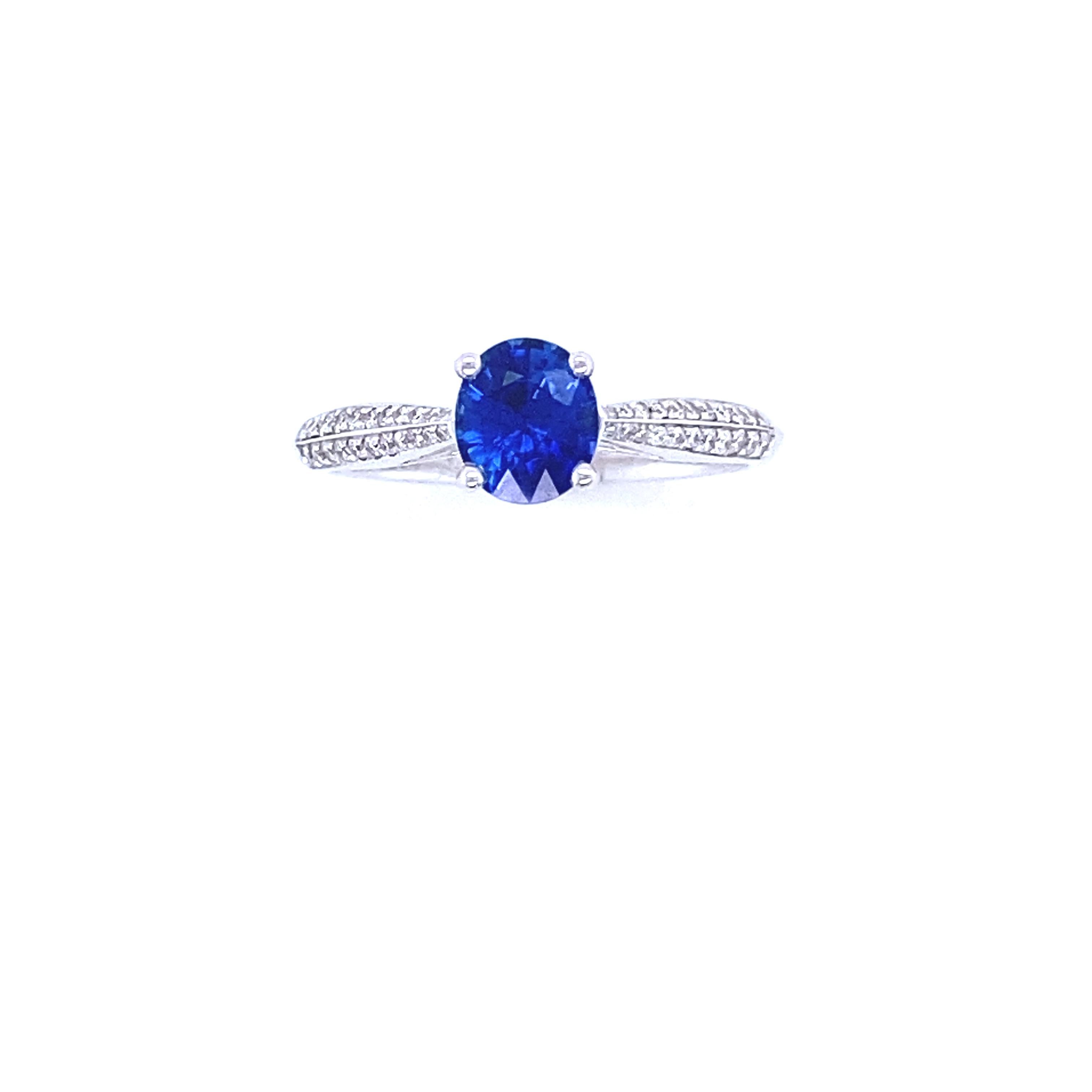 Women's or Men's Engagement Ring in White Gold with Blue Sapphire and Diamonds For Sale