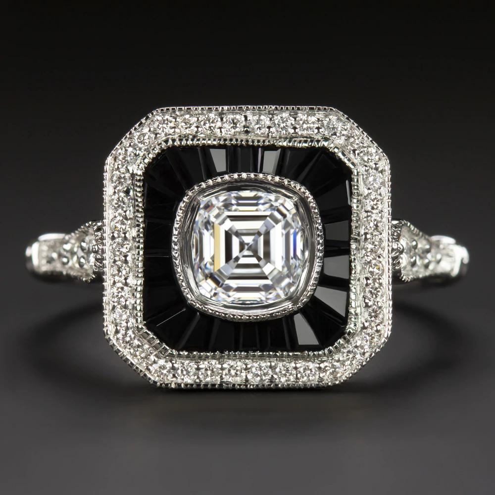 Diese atemberaubende, vom Vintage-Stil inspirierte Fassung ist wunderschön gestaltet und besticht durch Kontrast und Farbe. Die elegante geometrische Fassung ist mit strahlend weißen und leuchtenden Naturdiamanten und natürlichem schwarzen Onyx