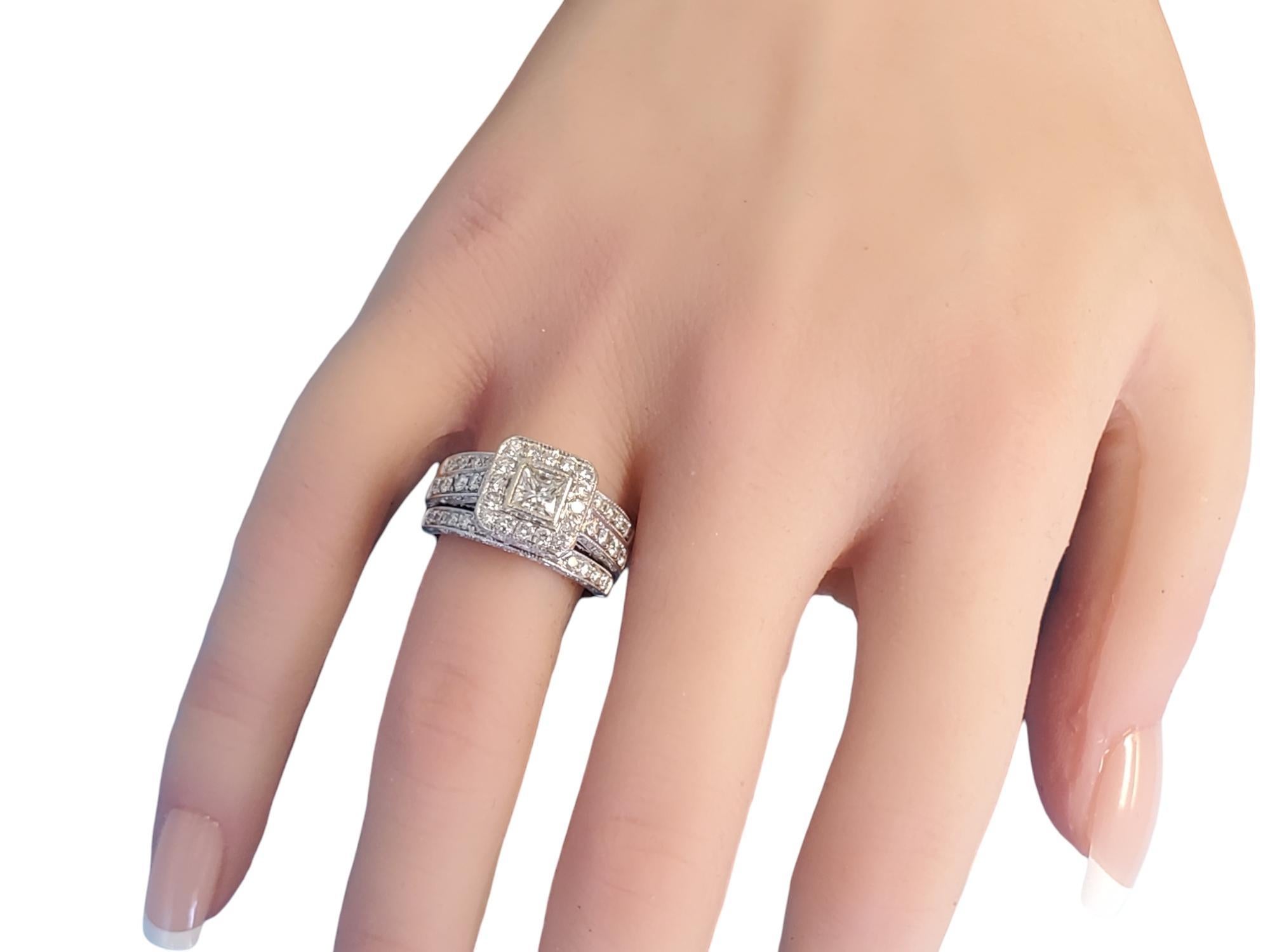 1.75tcw Diamant Verlobungsring mit 2 Ringen 

Aufgeführt ist ein neu erworbener Verlobungs-/Hochzeitsring. Der Mittelstein ist ein ungefähr .75ct Prinzessinschnittdiamant, den er eine nette Lünette um sie hat, die den Stein mit einem Diamanthalo