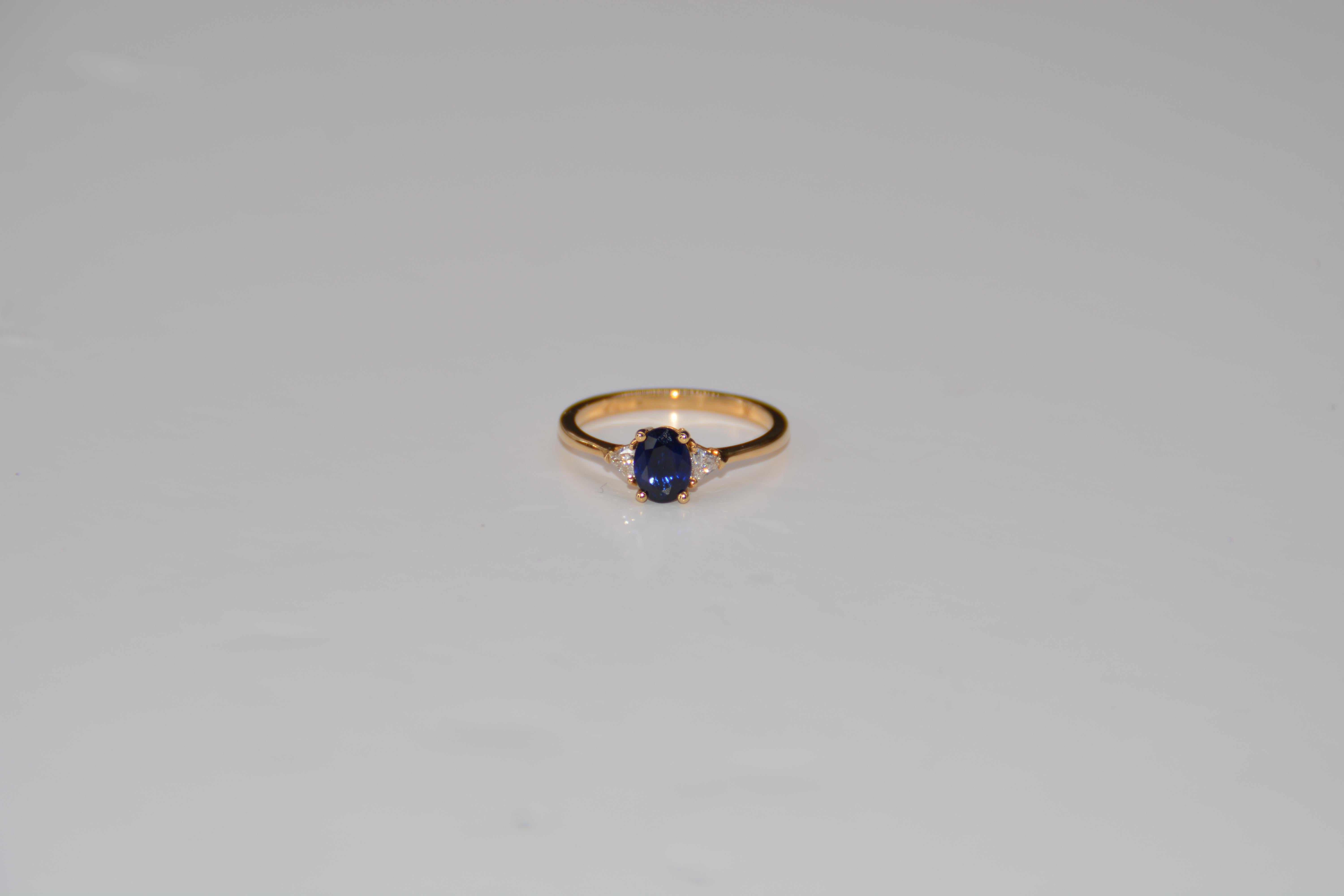 Engagement Ring Sapphire Diamonds Yellow Gold 

Mesure et Art du Temps offers you this 18 carat yellow gold, sapphire and diamond engagement ring. In the center of the ring, a sublime oval-sized sapphire, weighing 0.730 carats. On each side of this