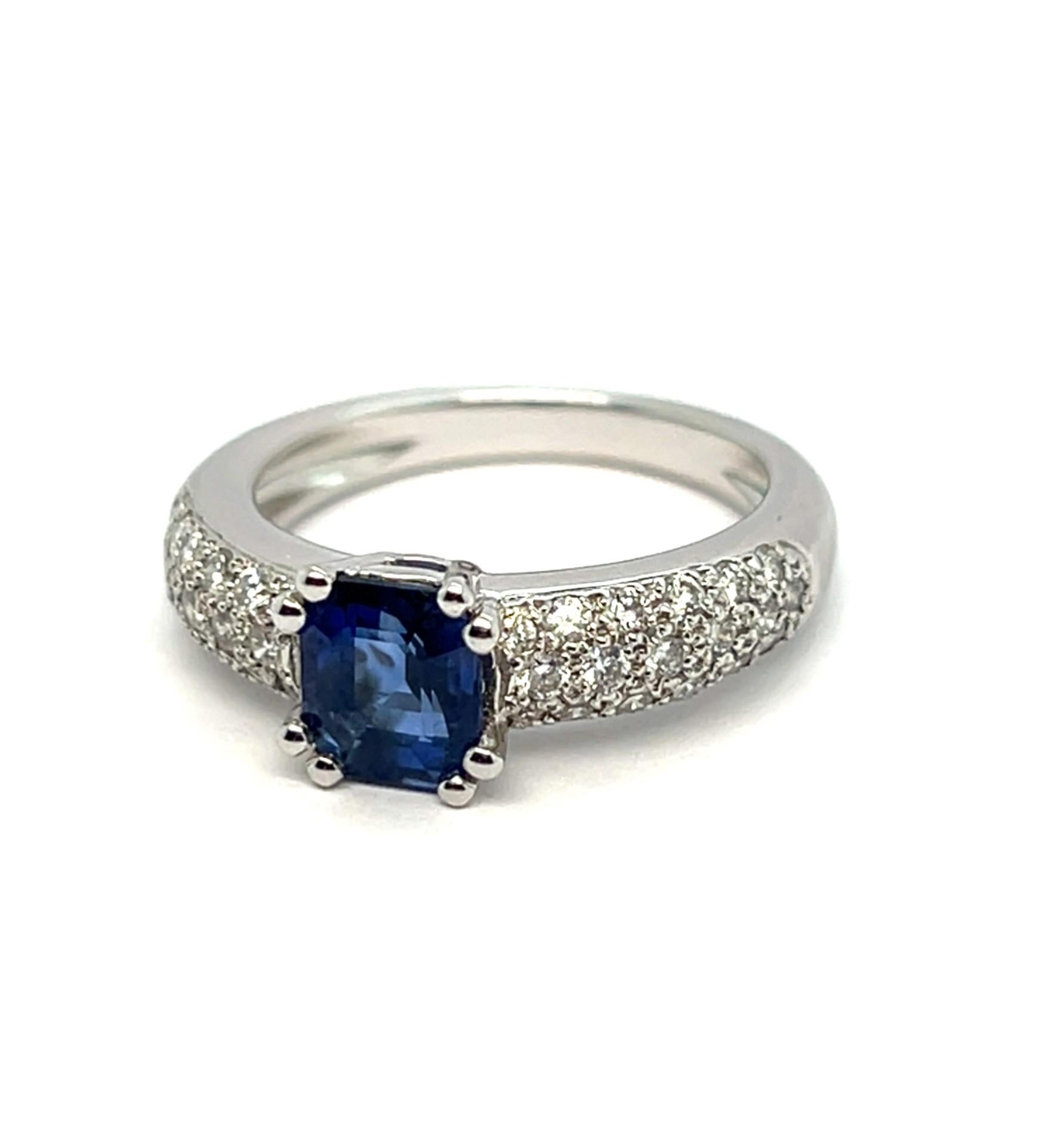 Bague de fiançailles saphir blanc diamants or blanc 18 carats Neuf - En vente à Vannes, FR