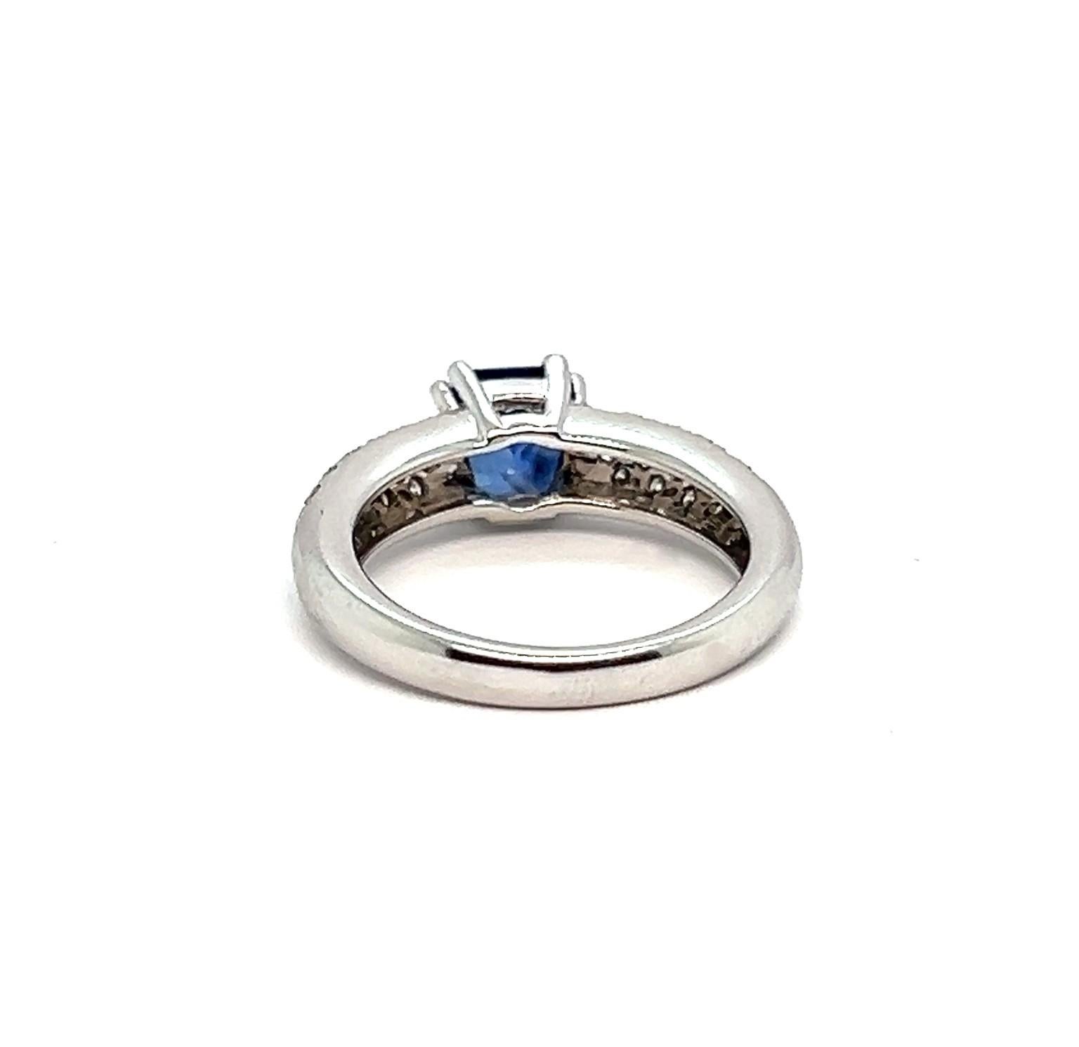 Bague de fiançailles saphir blanc diamants or blanc 18 carats en vente 1