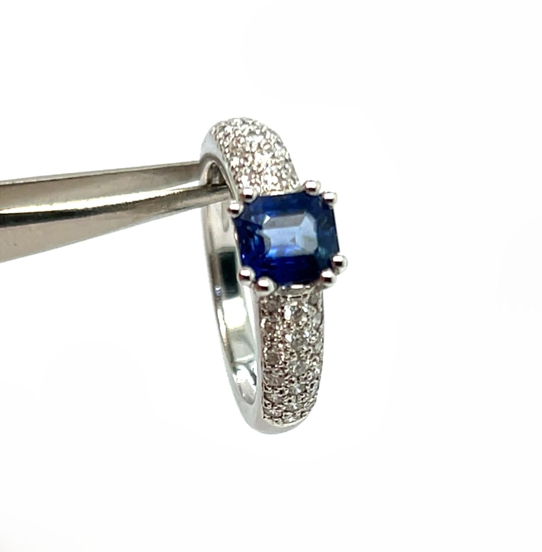 Bague de fiançailles saphir blanc diamants or blanc 18 carats en vente 2