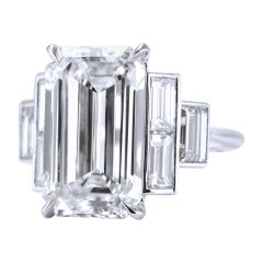 Verlobungsring:: besetzt mit einem GIA-zertifizierten Diamanten im Smaragdschliff von 5::04 Karat
