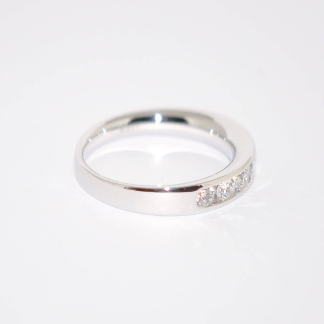 Round Cut Engagement Ring White Diamonds White Gold 18 Karat  For Sale