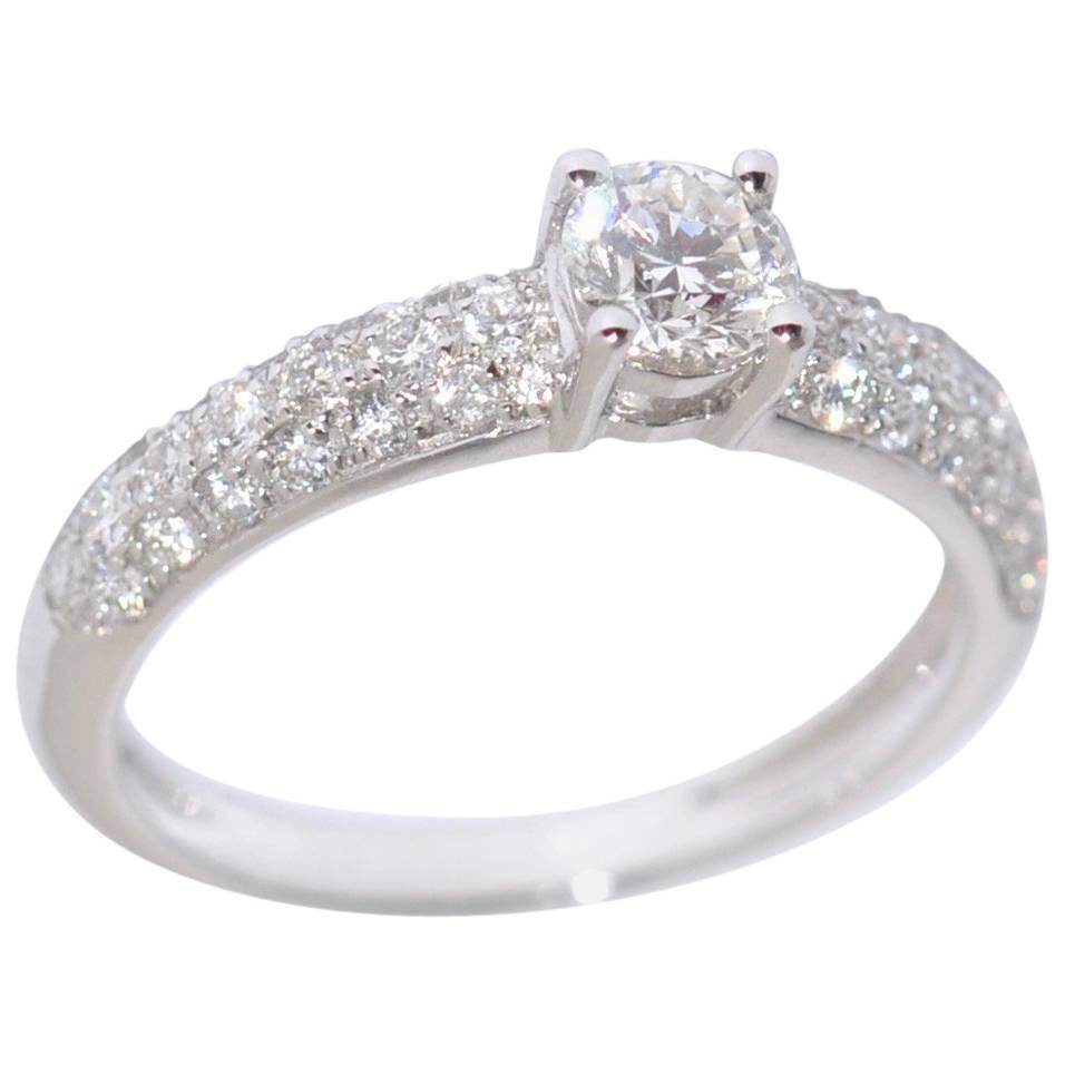 Bague de fiançailles en or blanc 18 carats avec diamants blancs