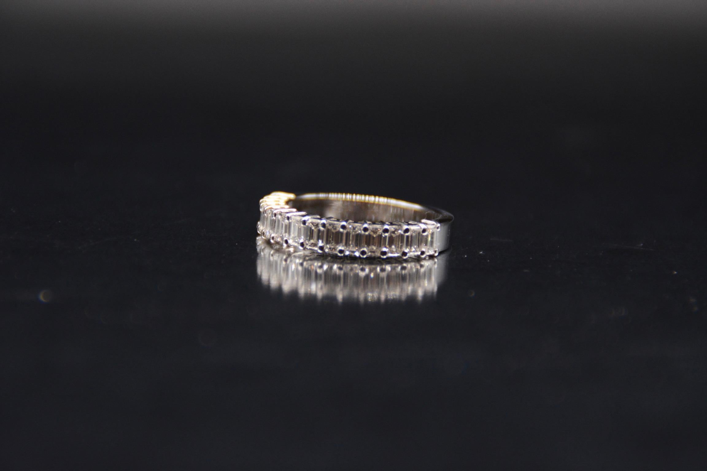 Verlobungsring aus Weißgold mit Diamanten im Smaragdschliff (Moderne) im Angebot