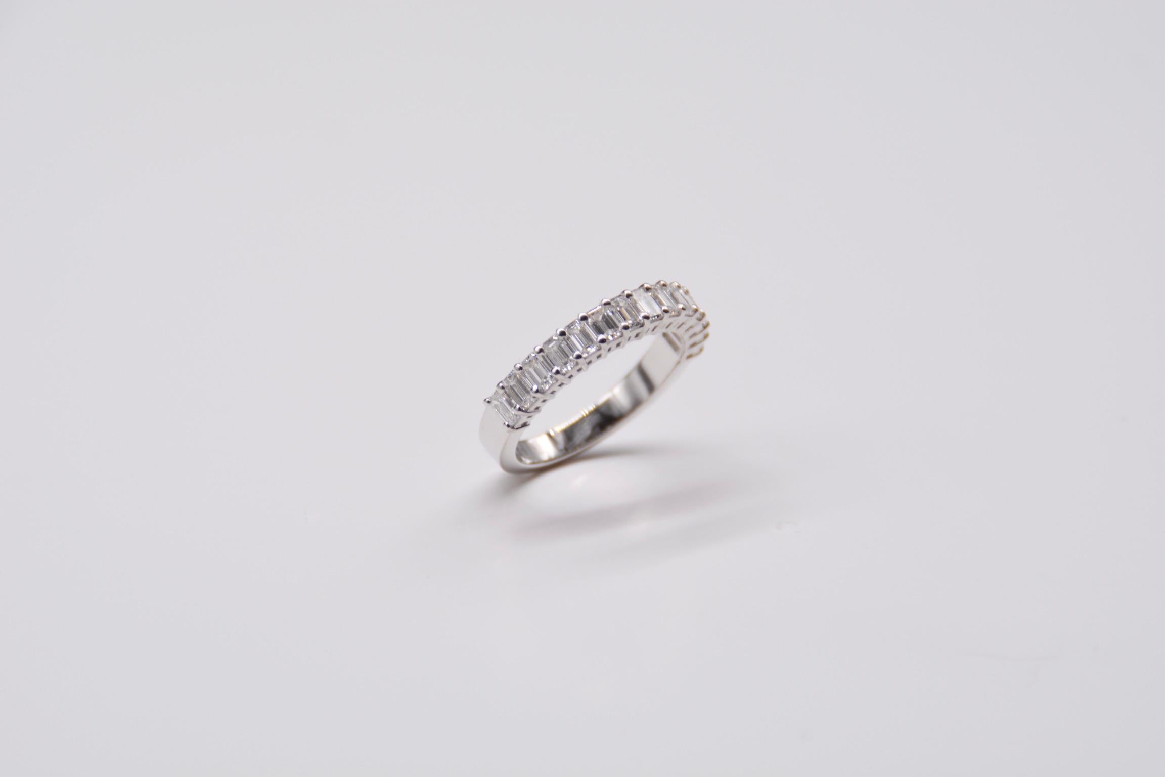 Verlobungsring aus Weißgold mit Diamanten im Smaragdschliff (Baguette-Treppenschliff) im Angebot