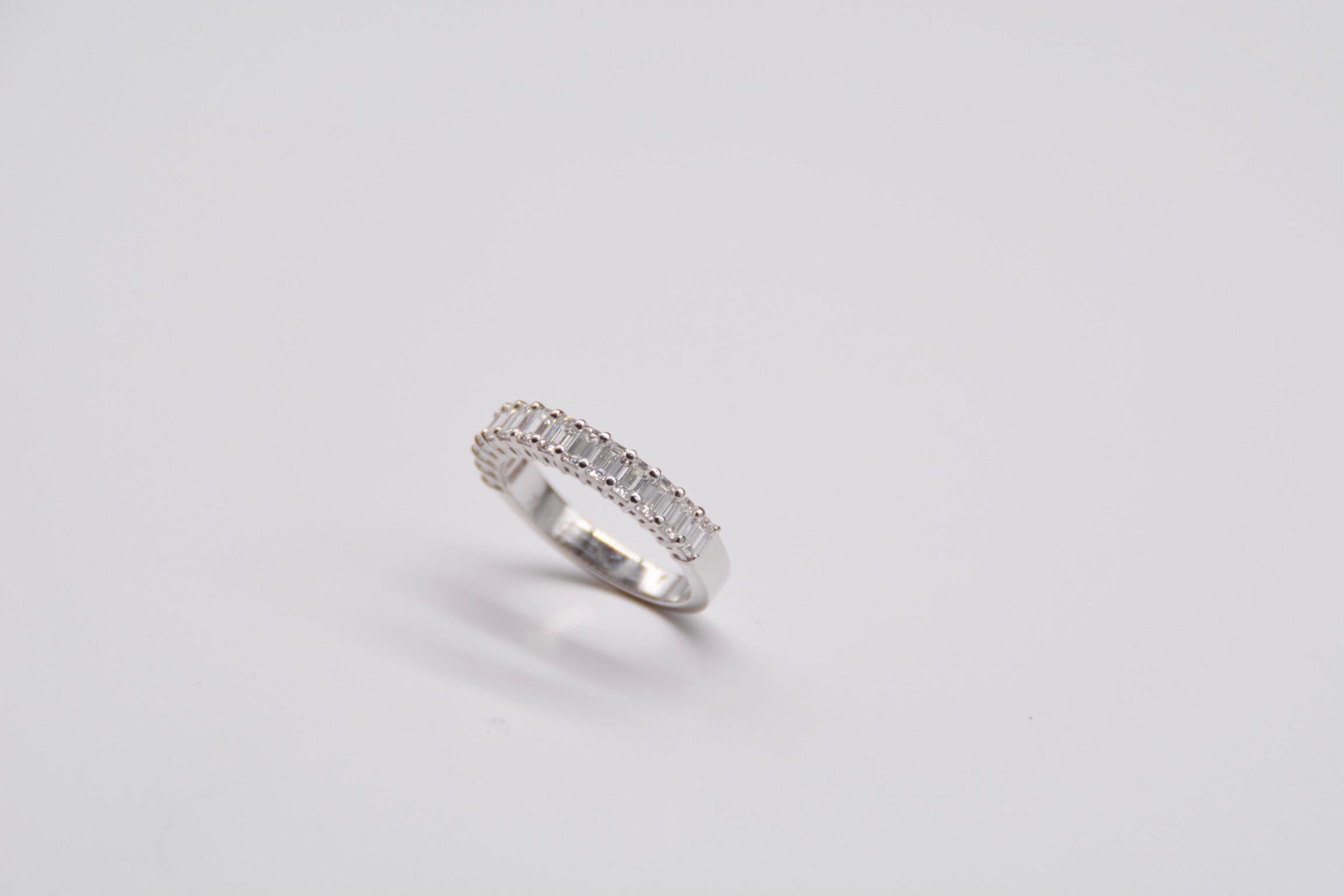 Verlobungsring aus Weißgold mit Diamanten im Smaragdschliff im Zustand „Neu“ im Angebot in Vannes, FR