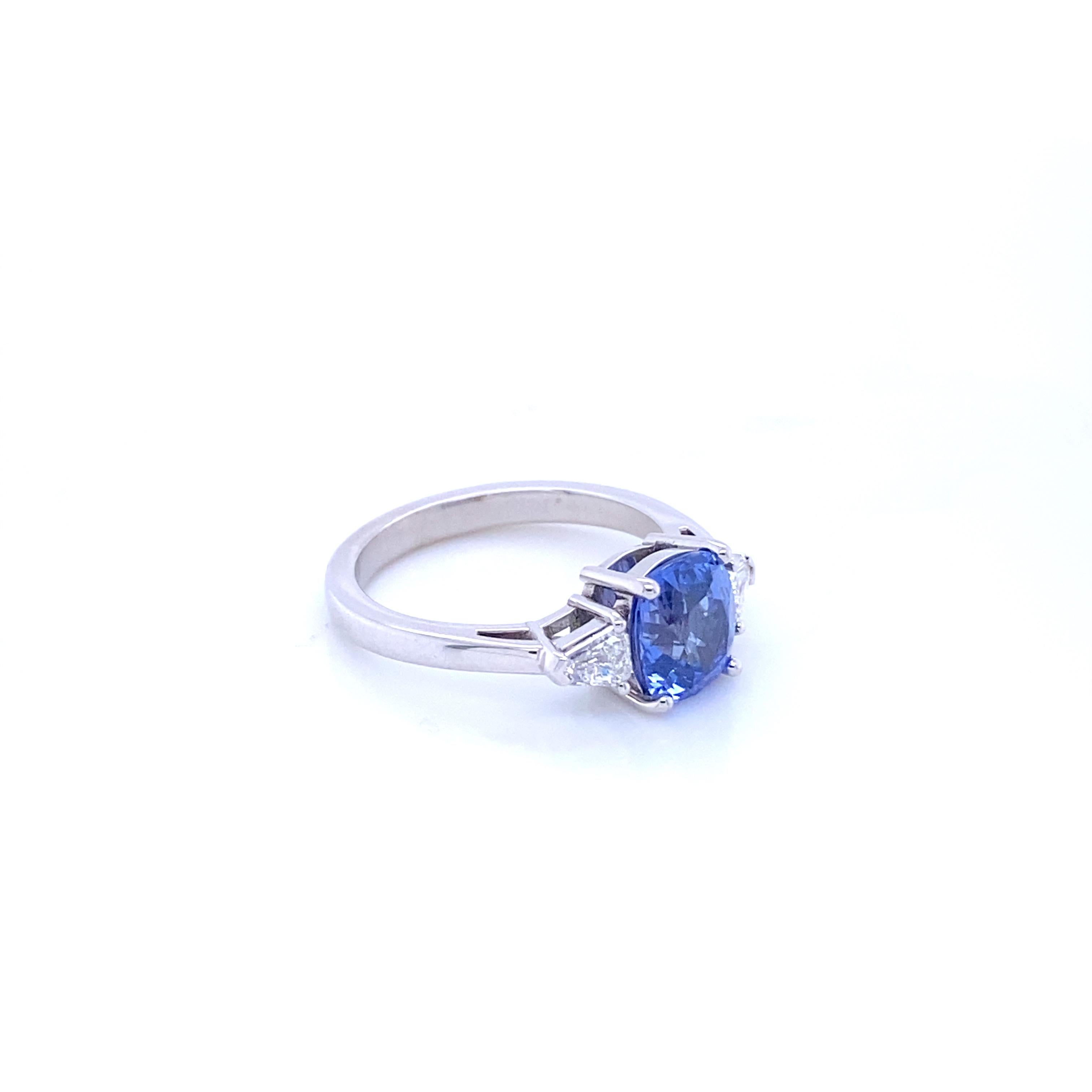 Bague de fiançailles en or blanc avec saphir Ceylan et diamants
Collection française de Mesure et Art du Temps.

Bague de fiançailles en or blanc 18 carats surmontée d'un saphir bleu ceylan taille coussin qui pèse 2,54 carats. Cette bague est