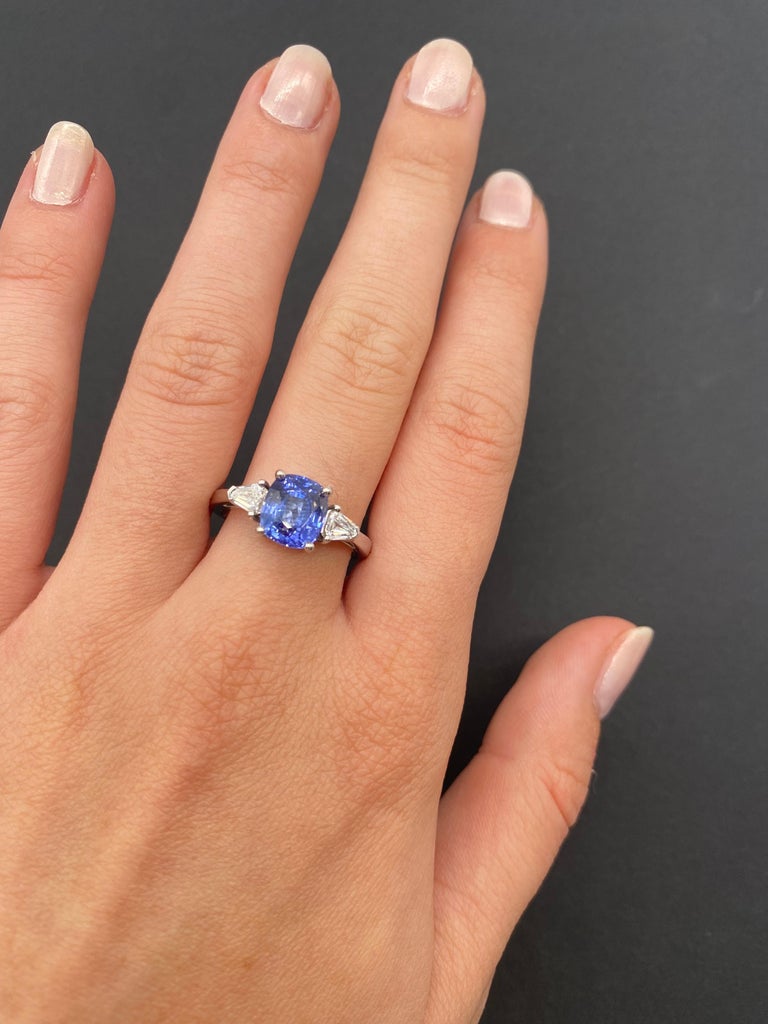 Art Deco Engagement Ring White Gold with a Ceylan Sapphire and Diamonds For Sale