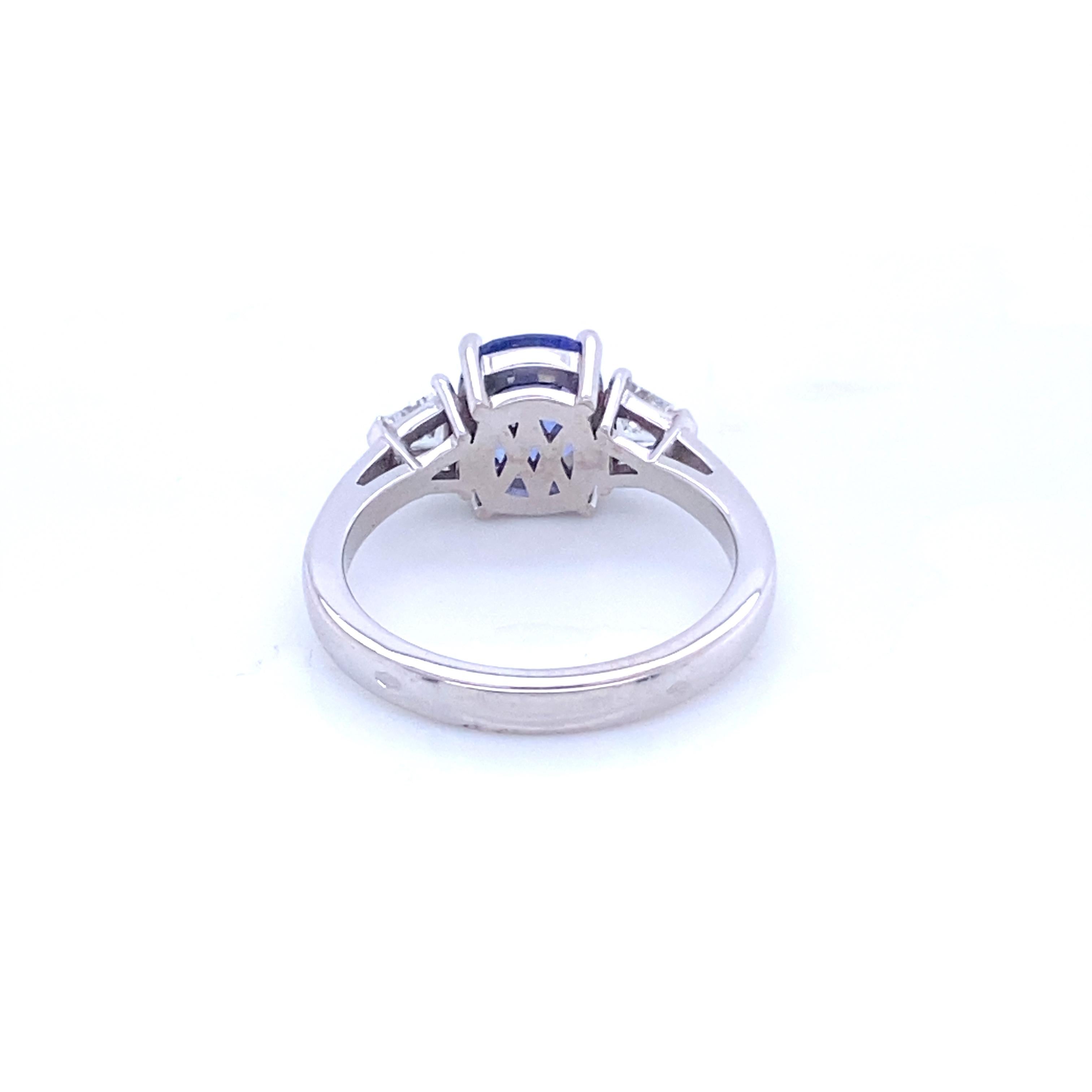 Art Deco Engagement Ring White Gold with a Ceylan Sapphire and Diamonds For Sale