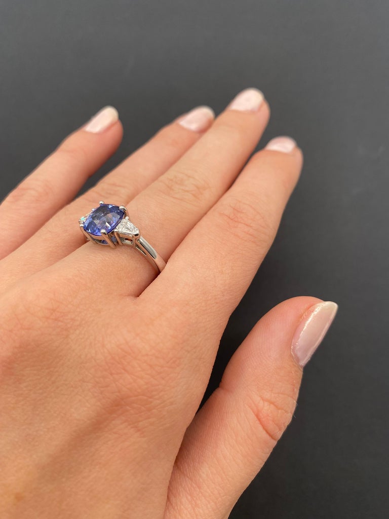 Women's Engagement Ring White Gold with a Ceylan Sapphire and Diamonds For Sale
