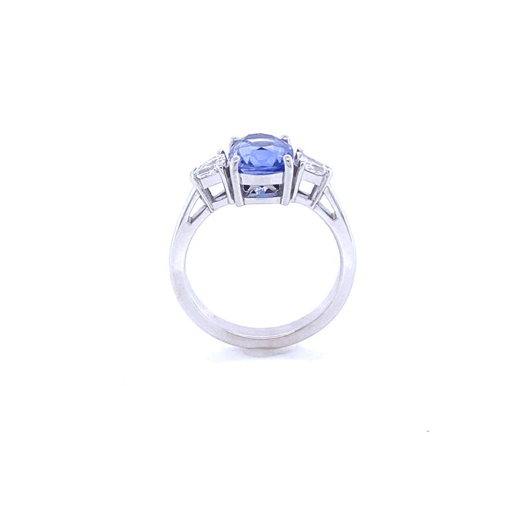 Engagement Ring White Gold with a Ceylan Sapphire and Diamonds For Sale 1