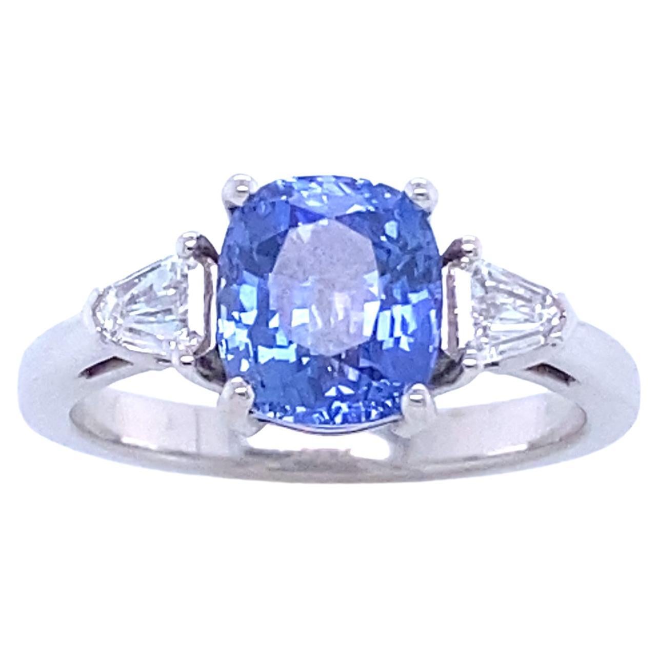 Engagement Ring White Gold with a Ceylan Sapphire and Diamonds For Sale