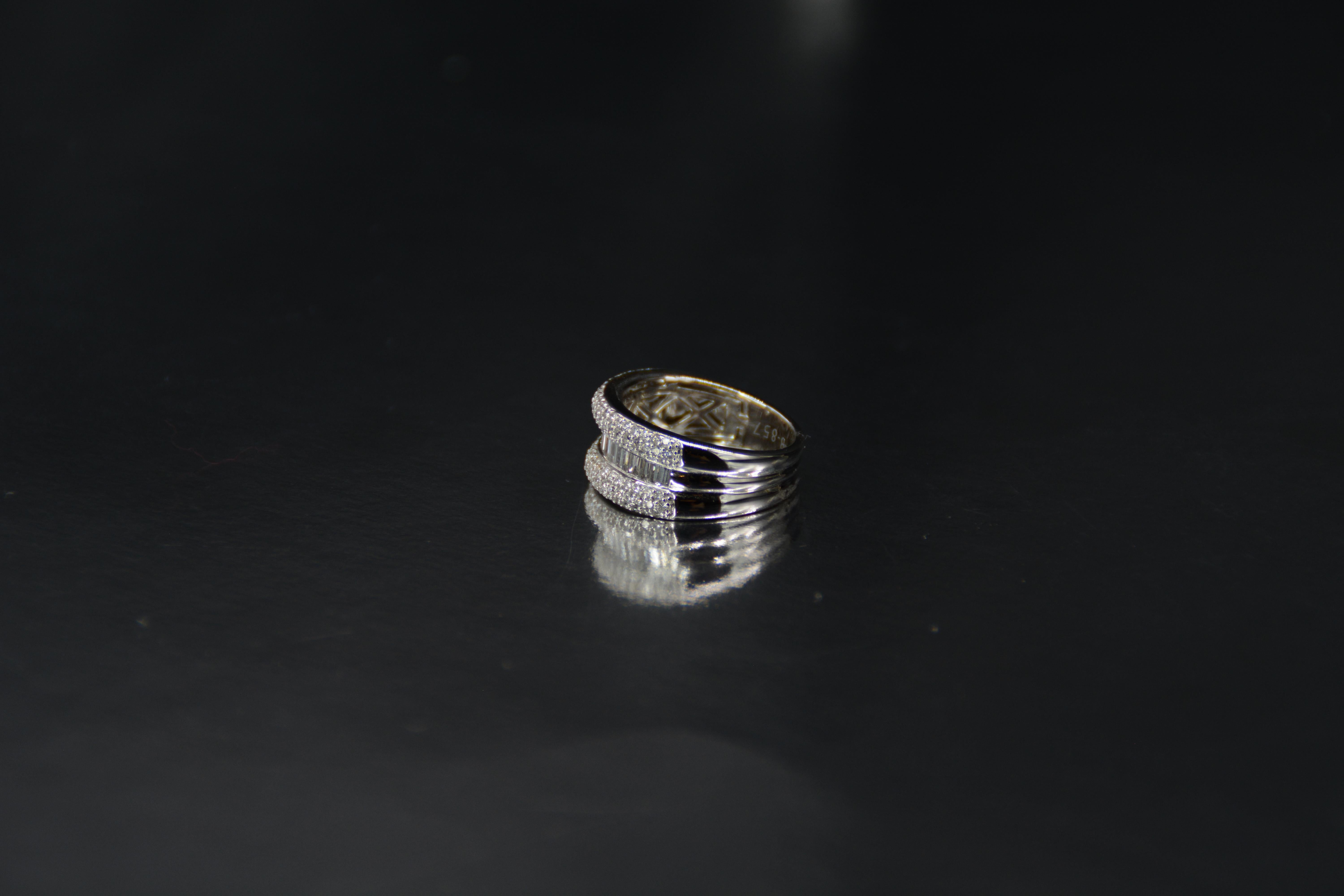 Verlobungsring aus Weißgold mit Diamanten im Shuttle-Schliff und Brillantschliff (Moderne) im Angebot