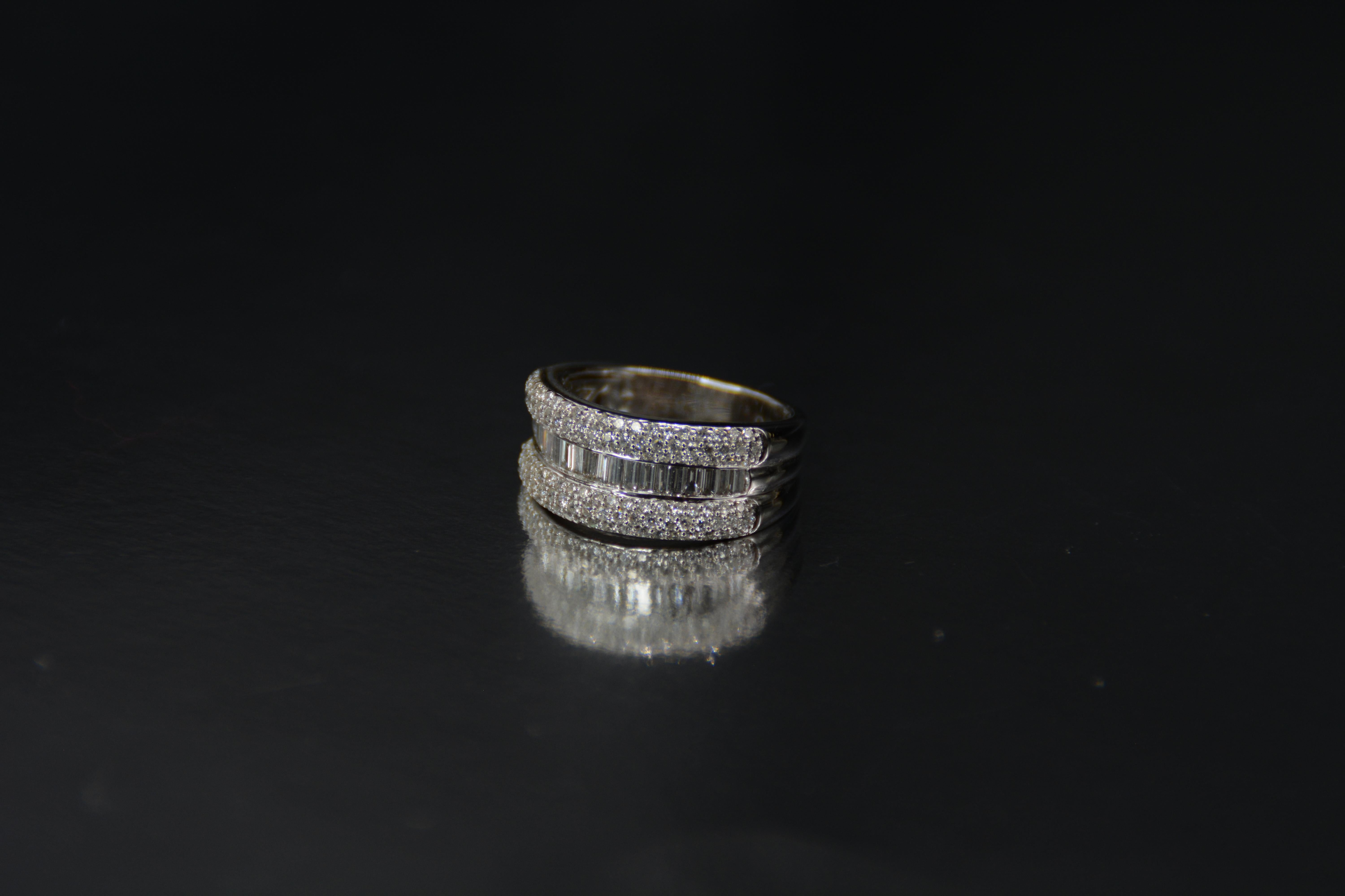 Engagement Ring White Gold with Shuttle Cut & Brilliant Cut Diamonds In New Condition For Sale In Vannes, FR