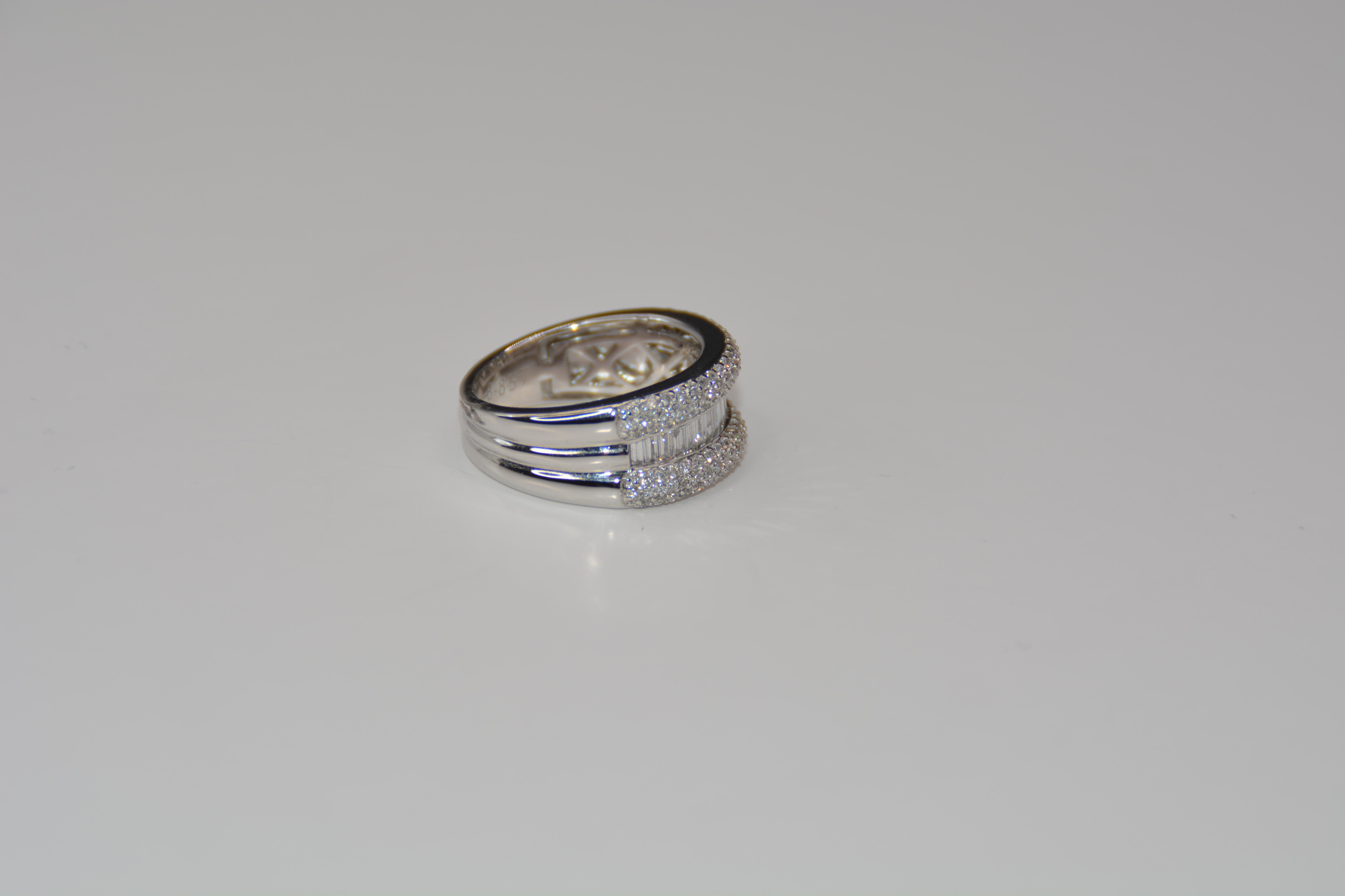 Verlobungsring aus Weißgold mit Diamanten im Shuttle-Schliff und Brillantschliff im Angebot 1