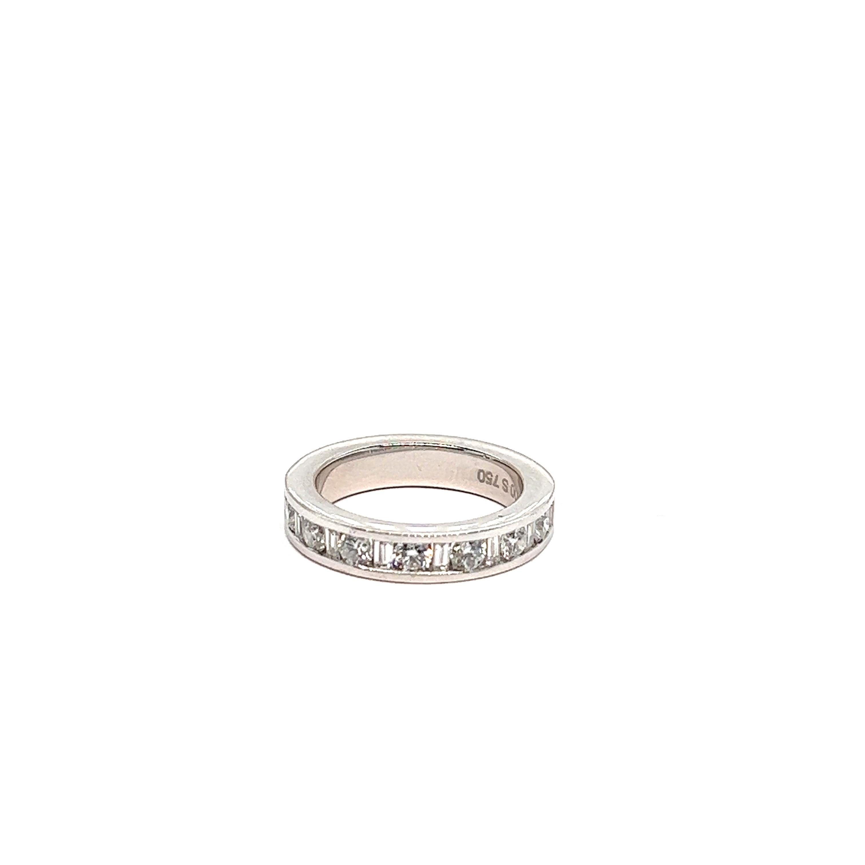Women's or Men's Engagement Ring Diamonds Carats White Gold 18 Karat For Sale