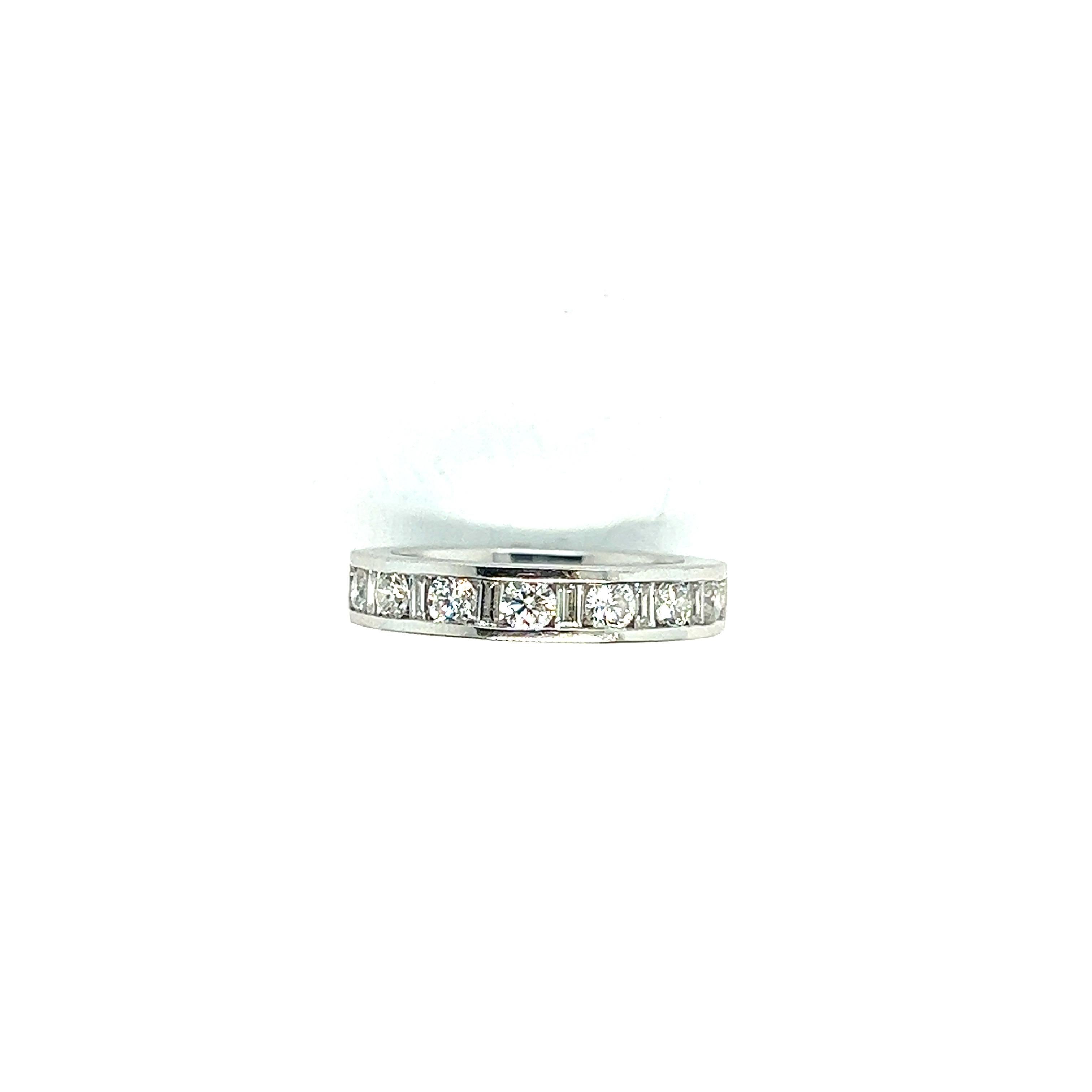 Verlobungsring aus 18 Karat Weißgold mit Diamanten und Diamanten im Angebot 1