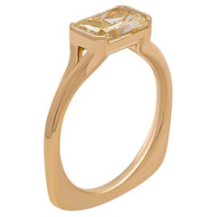 Bague de fiançailles avec diamant jaune radiant fantaisie 1,55 carat, design est-ouest