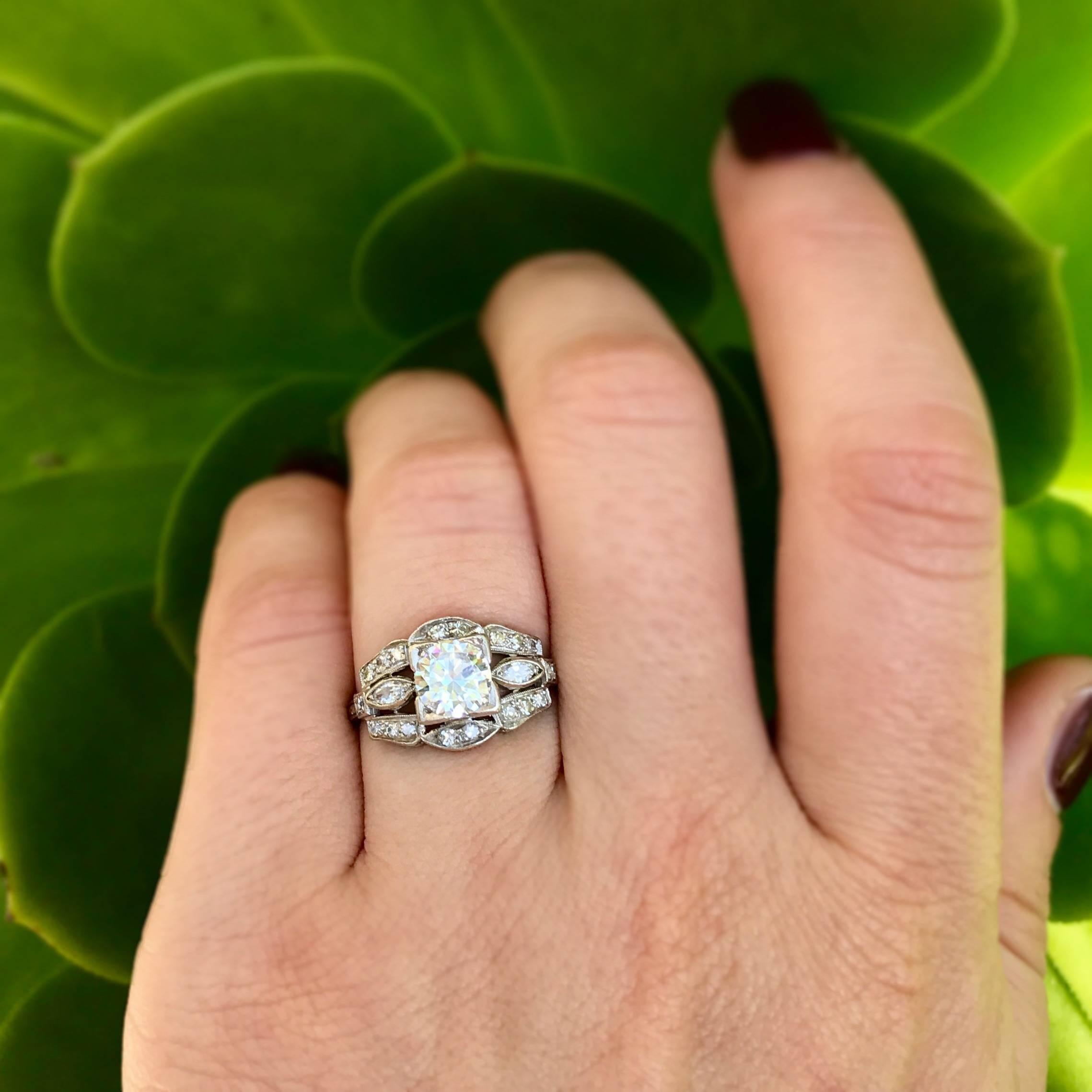 Art Deco 0.90 Carat Diamond and Platinum Engagement Ring For Sale 4