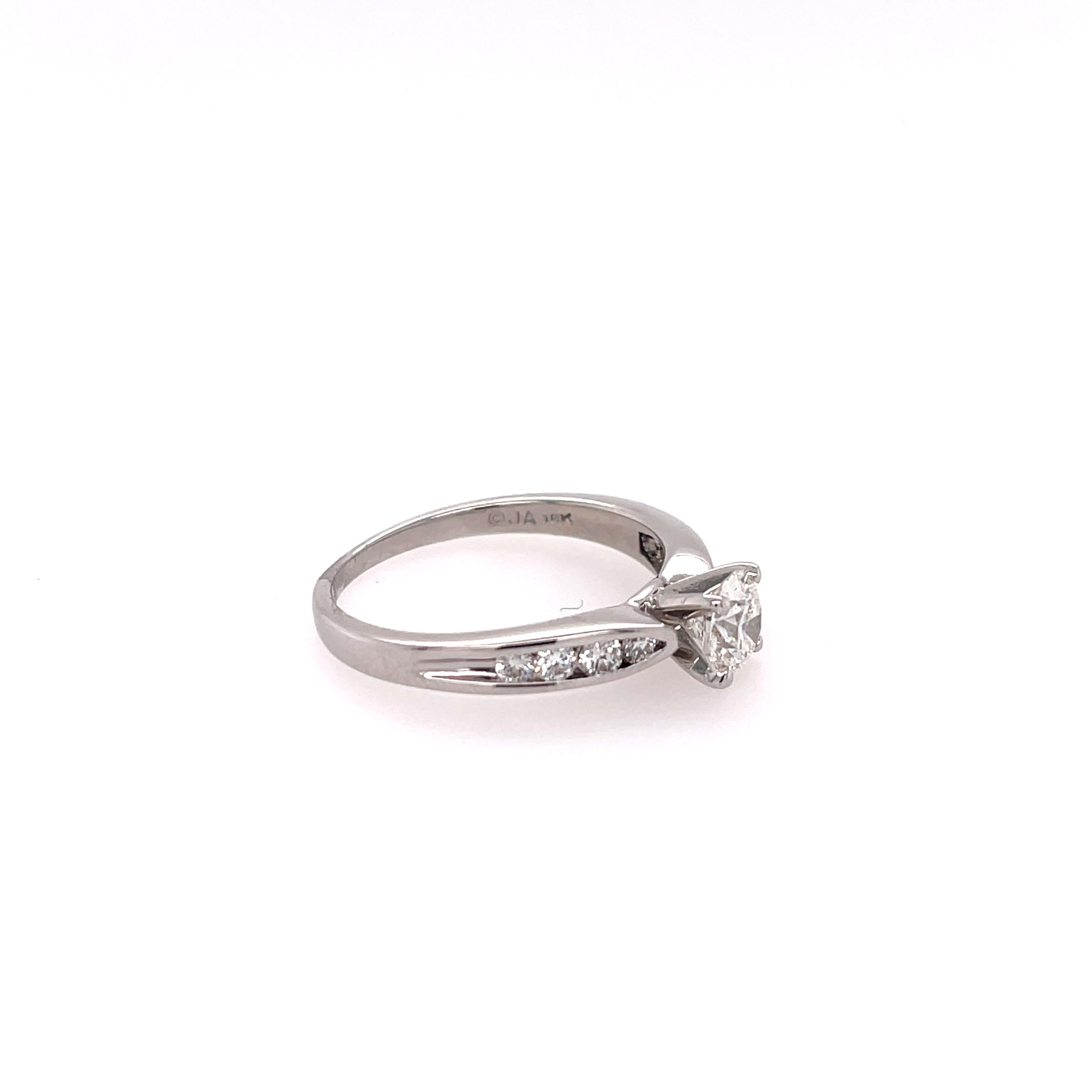 Modern Engagement Ring with Brilliant Round Center Diamond '0.72CT H VVS1'