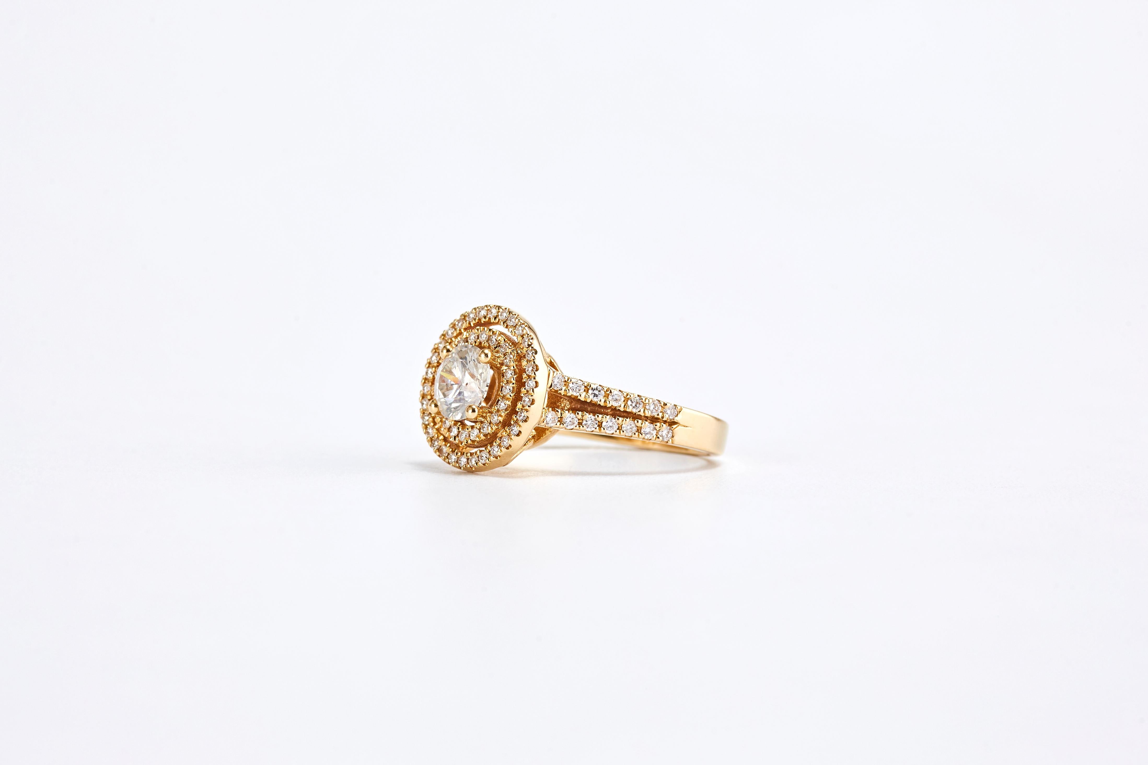 Taille ronde Bague de fiançailles avec diamant central et double halo en or jaune 18 carats en vente