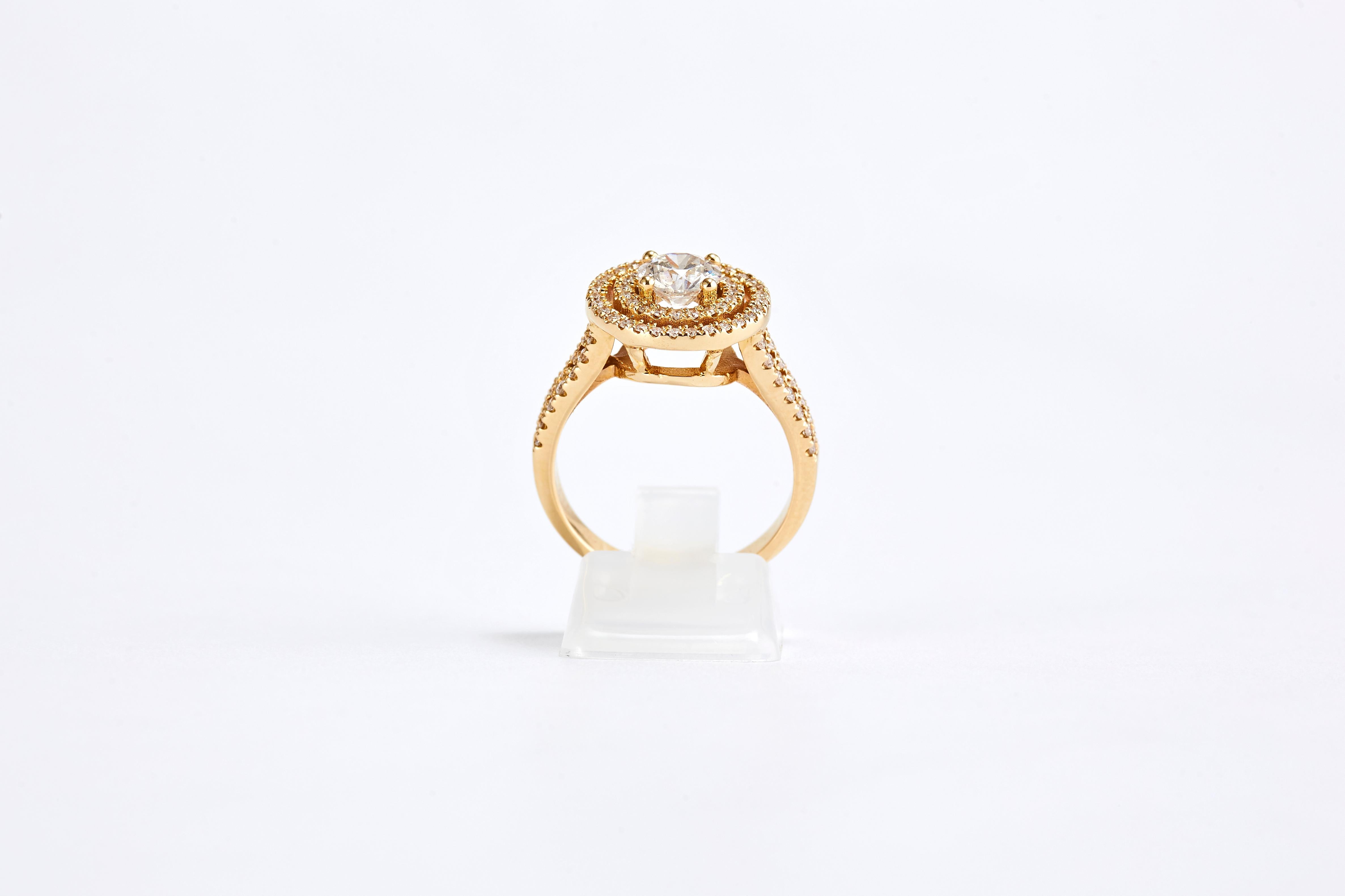 Verlobungsring aus 18 Karat Gelbgold mit zentralem Diamant und doppeltem Halo im Zustand „Hervorragend“ im Angebot in Tel Aviv, IL