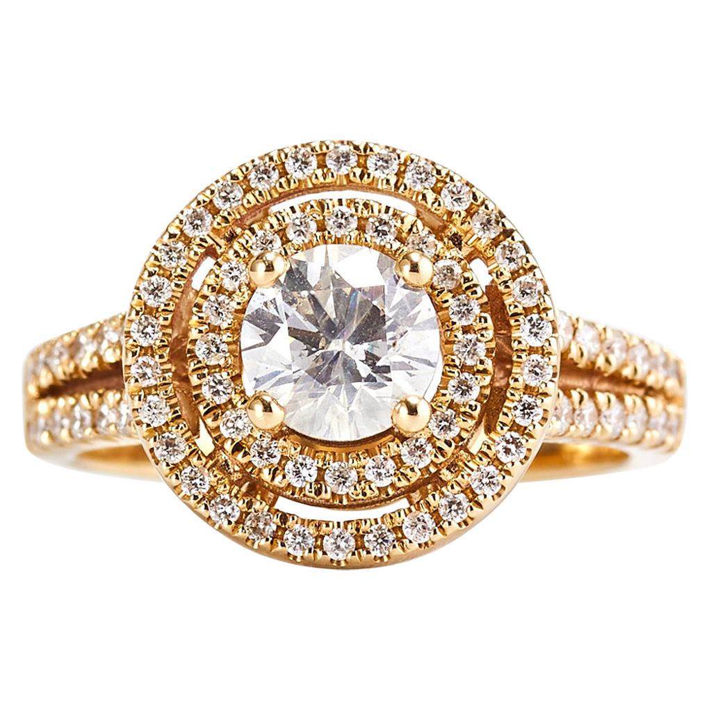 Verlobungsring aus 18 Karat Gelbgold mit zentralem Diamant und doppeltem Halo im Angebot