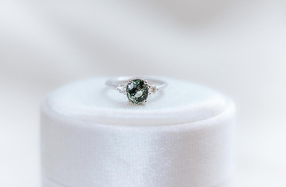 For Sale:  Engagement ring with oval green sapphire and diamonds 4