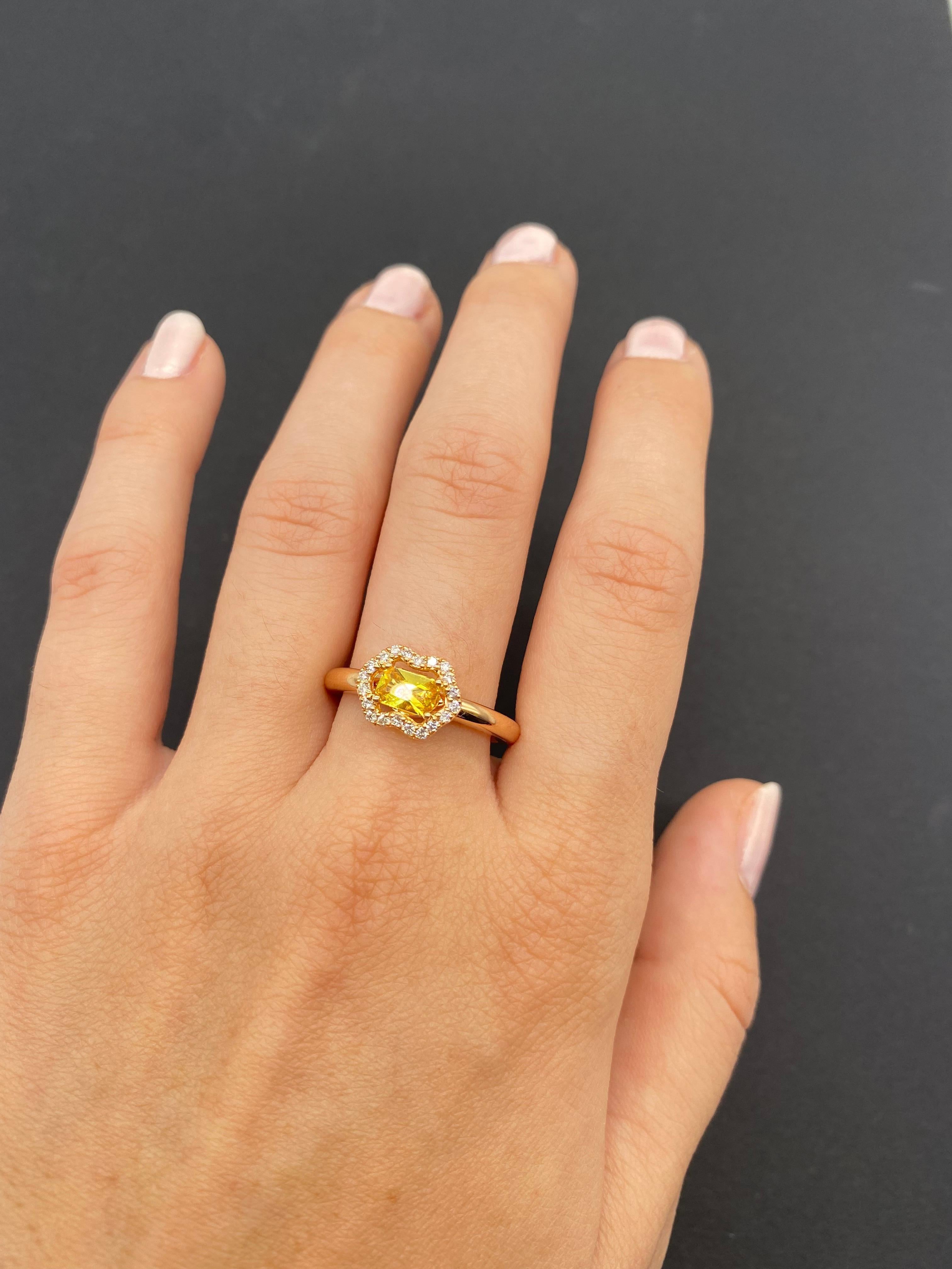 Verlobungsring aus Roségold mit gelbem Saphir und Diamanten (Kunsthandwerker*in) im Angebot
