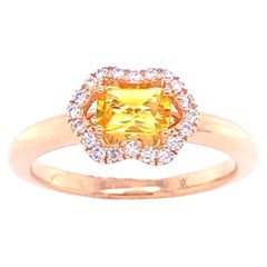 Anello di fidanzamento con zaffiro giallo e diamanti in oro rosa