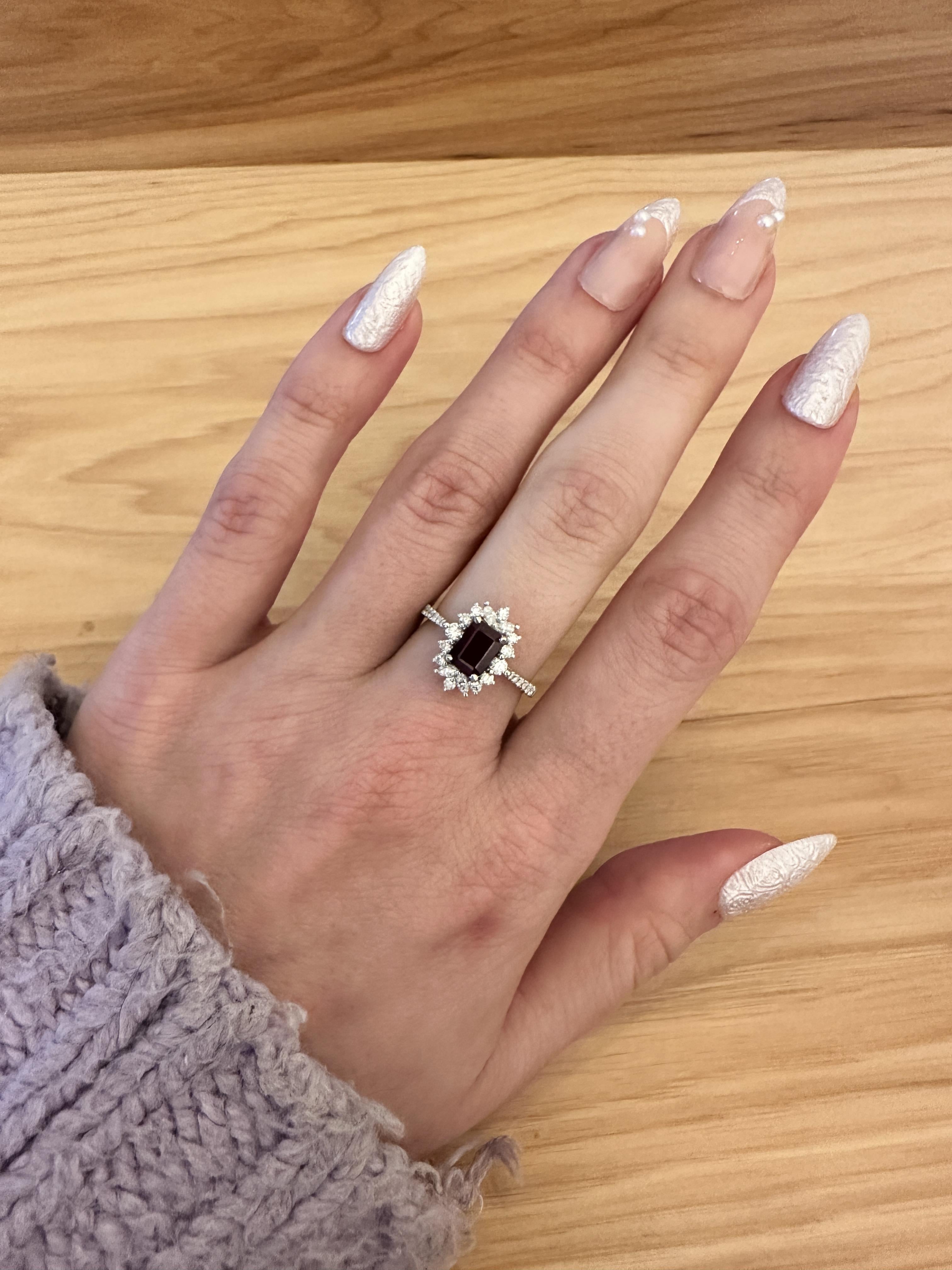Questo bellissimo anello presenta una gemma di rubino da 0,80 carati con taglio smeraldo, un'aureola di diamanti naturali estratti dalla terra e un gambo con pavé di diamanti, il tutto incastonato in oro bianco massiccio 14 carati. Questo anello può