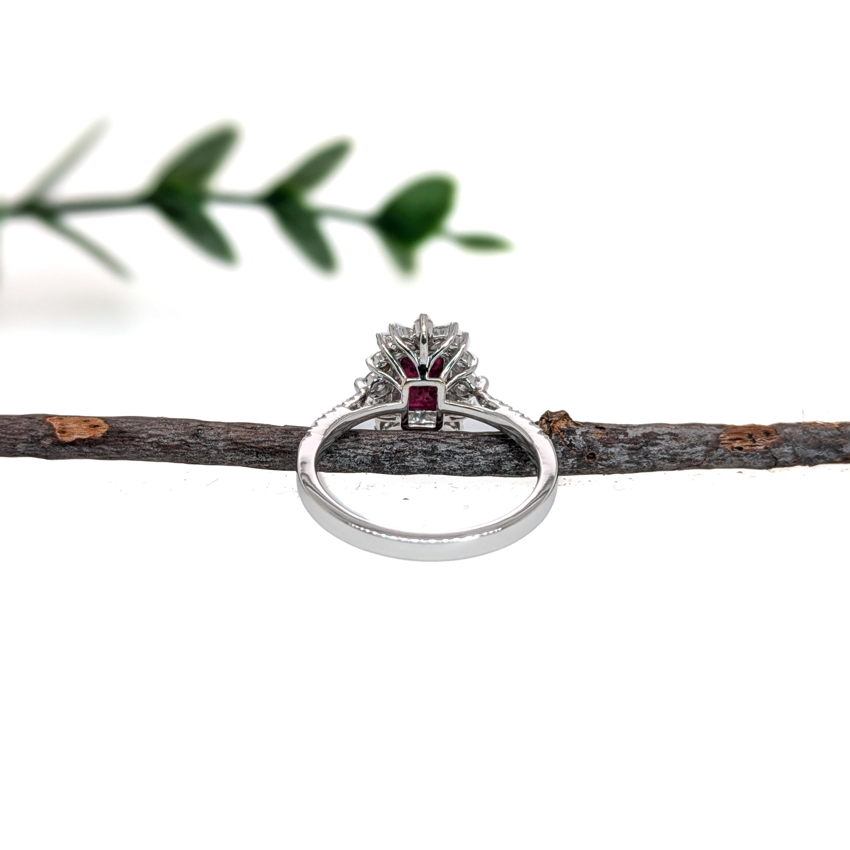 Anello di fidanzamento con rubino e diamanti estratti dalla terra in oro bianco massiccio 14 carati  EM 7x5mm In condizioni Nuovo in vendita a Columbus, OH