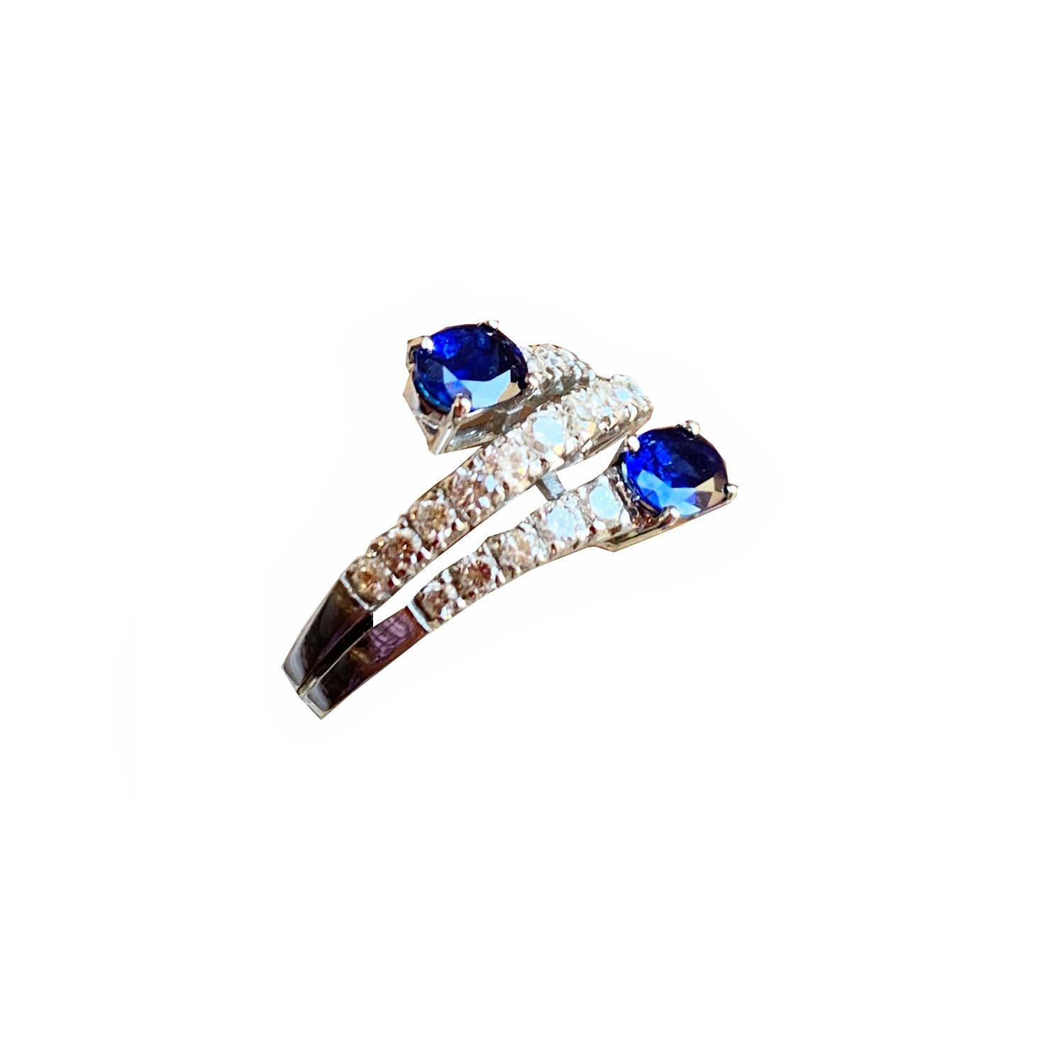Modern Vintage Engagement Toi e Moi Sapphires and Diamonds 18 Karat Gold Ring