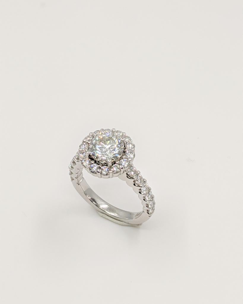 Engagement White Diamond Halo Ring In Excellent Condition For Sale In Great Neck, NY