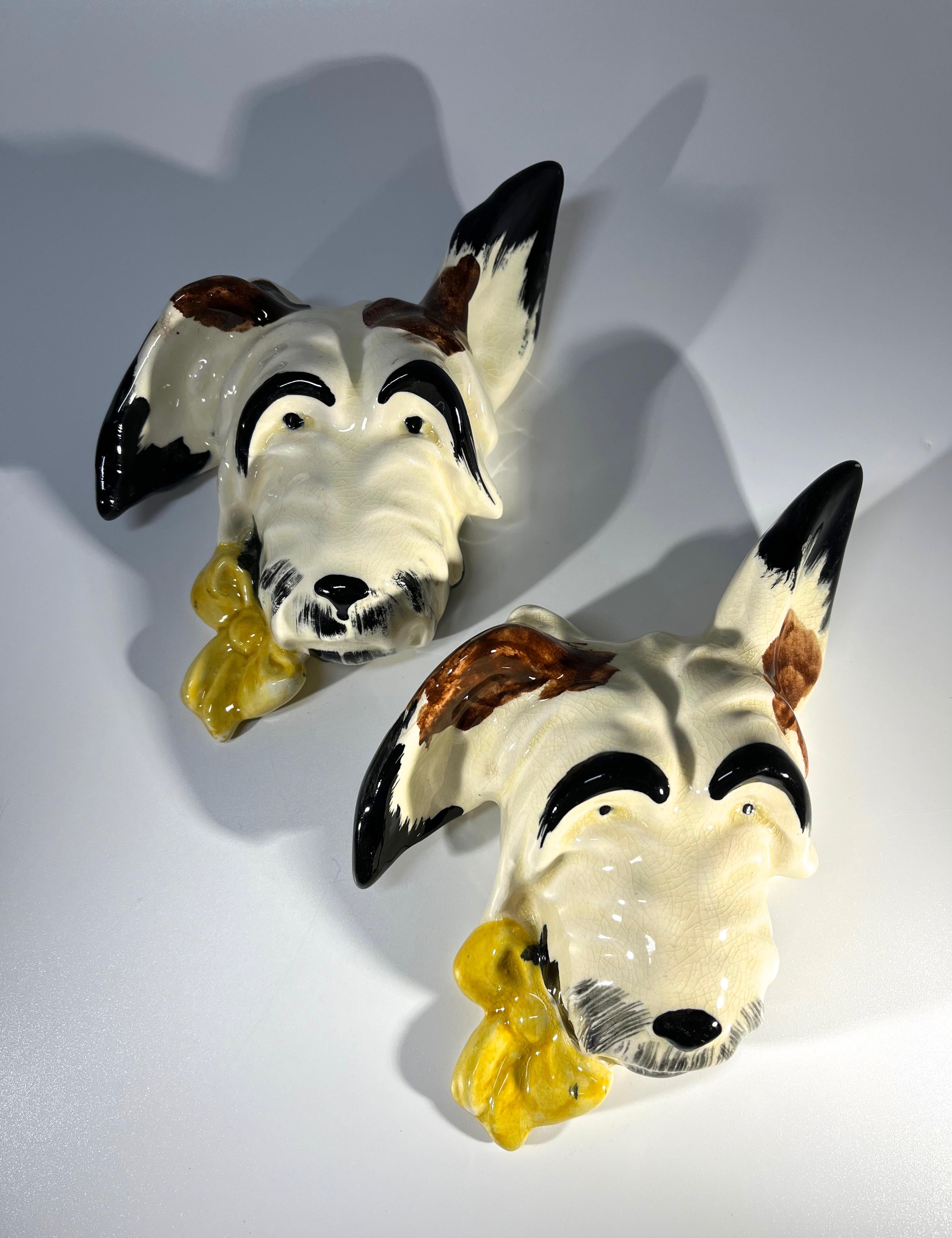 Engaging Paar handbemalte englische Terrier-Wandhunde, Mitte des 20. Jahrhunderts (Keramik) im Angebot