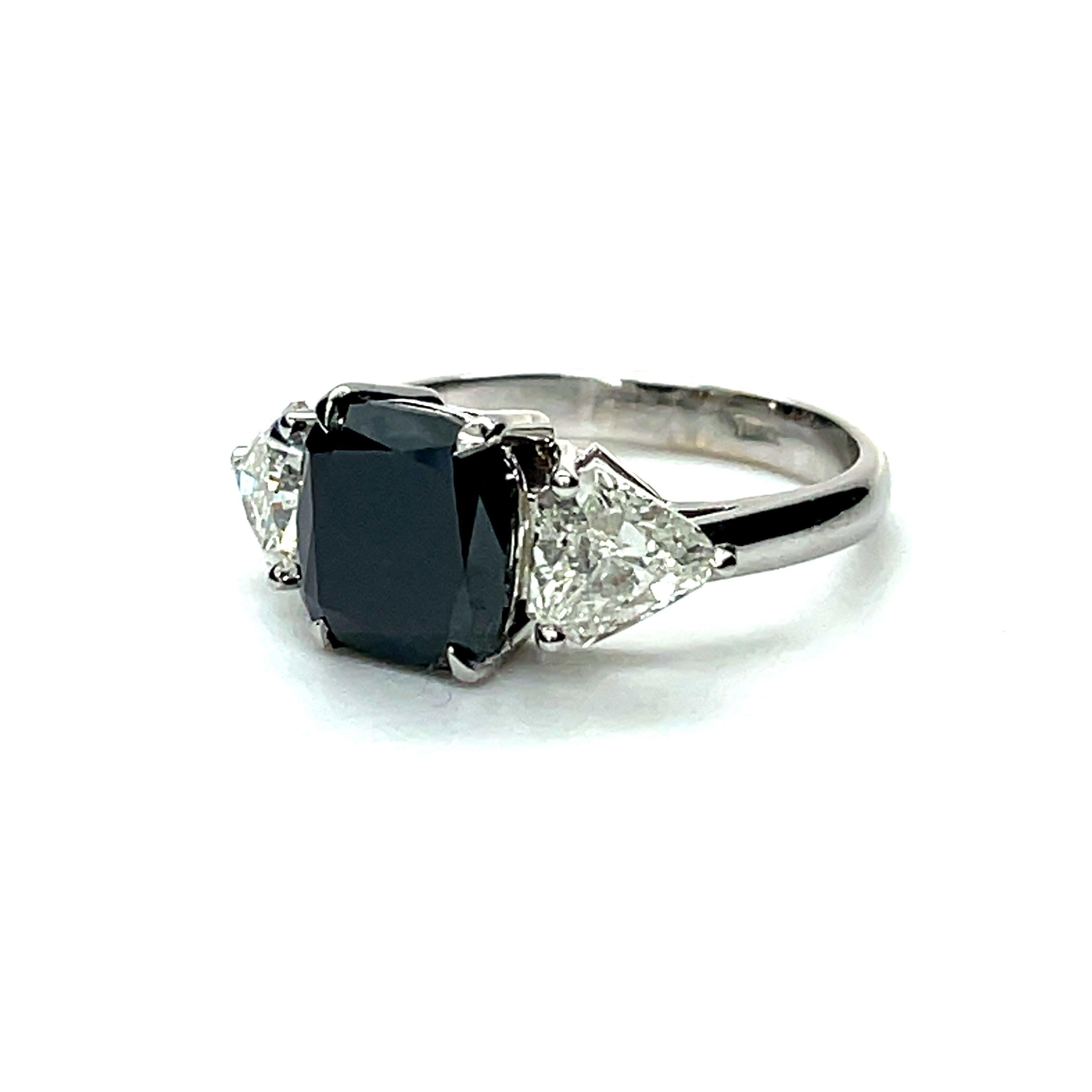  Engagment ring, 2.35ct Black Diamond Trillions cut side Diamonds 18K white gold For Sale 2