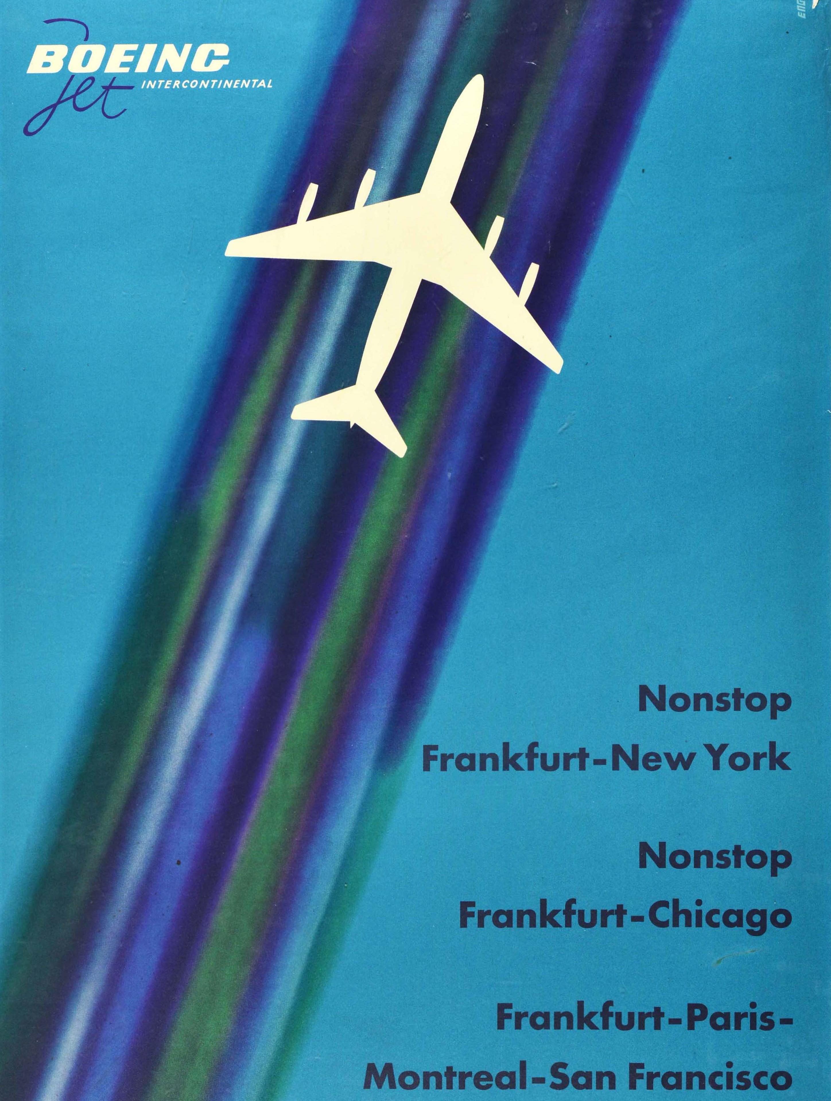 Affiche de voyage vintage originale pour le Boeing Jet Intercontinental de la Lufthansa, avec un design dynamique représentant un avion en blanc volant contre des lignes ombragées bleues et vertes, avec les détails de leurs vols sur le côté -