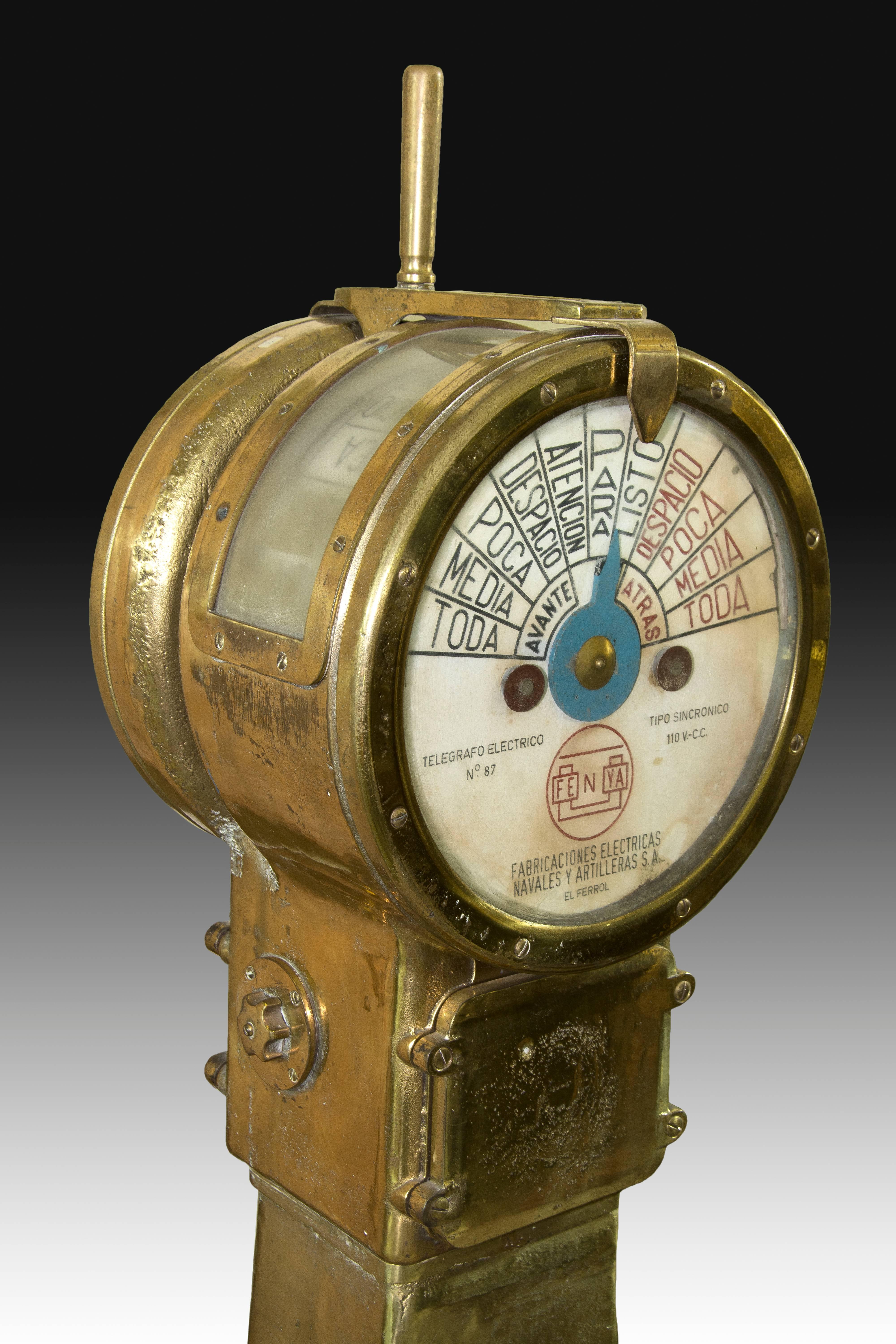 Engine order telegraph. Fenya, Fabricaciones Eléctricas, Navales y Artilleras, S.A., El Ferrol, Spain. Ca. Mid 20th century.
Metal, glass, carved wooden base.
Electric control bridge telegraph, of synchronous type, used, thanks to a replica in the