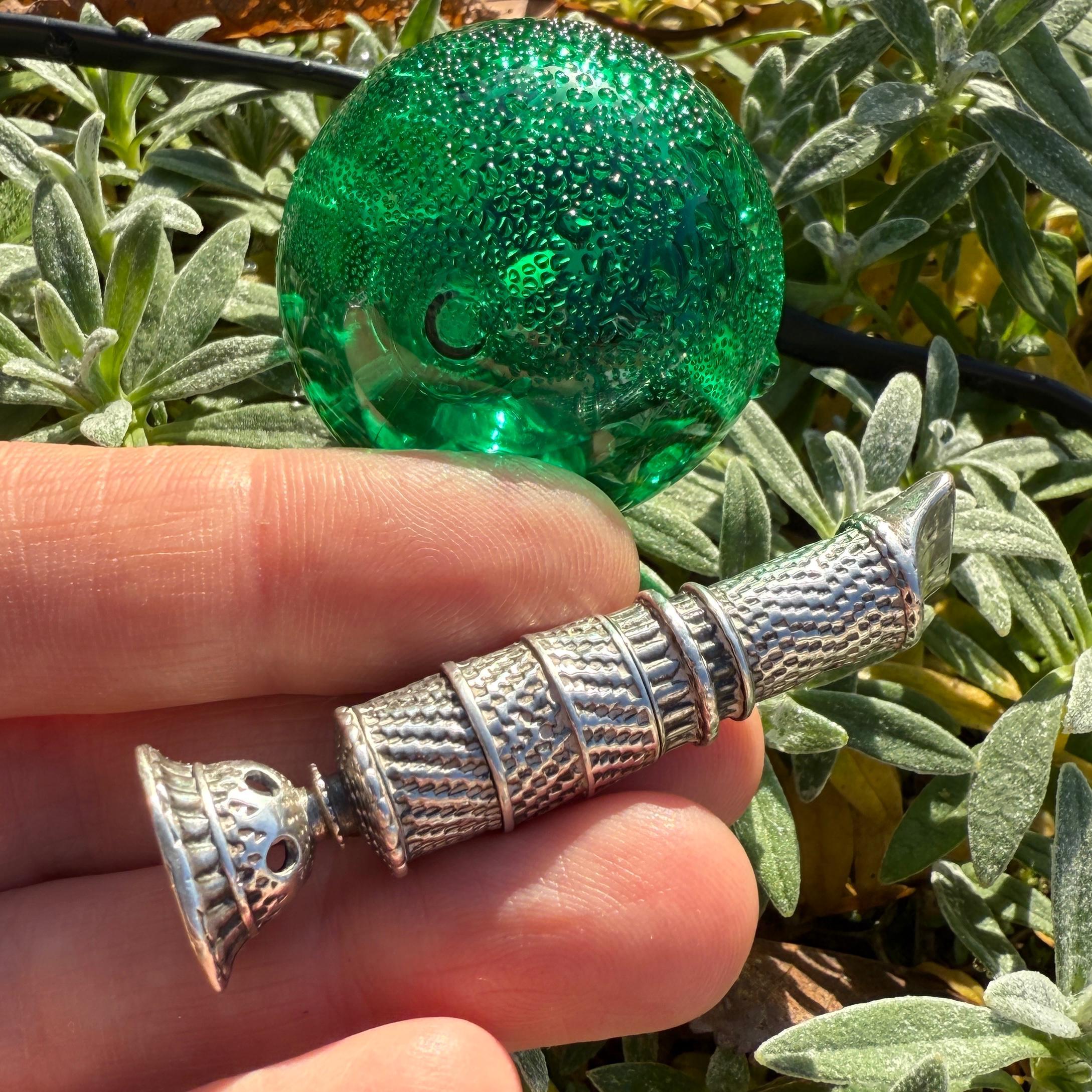 Silbato Pomander Combinado de Plata Torneada a Máquina.

Alemania, Augsburgo, principios del siglo XVIII.

Altura: 5,6 cm.

Descripción
Pequeño dispositivo combinado de plata formado por tres secciones desmontables torneadas a motor, que incluye un