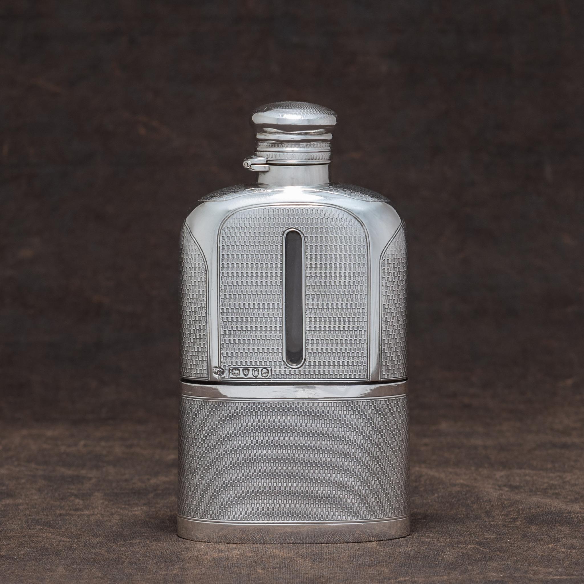Magnífico frasco de vidrio recubierto de plata con la marca del fabricante de Walter Thornhill. Hallmarked Londres 1878. El cuerpo de la petaca está rematado con un tapón forrado de corcho que está sobre un cierre de bayoneta abatible. Una copa