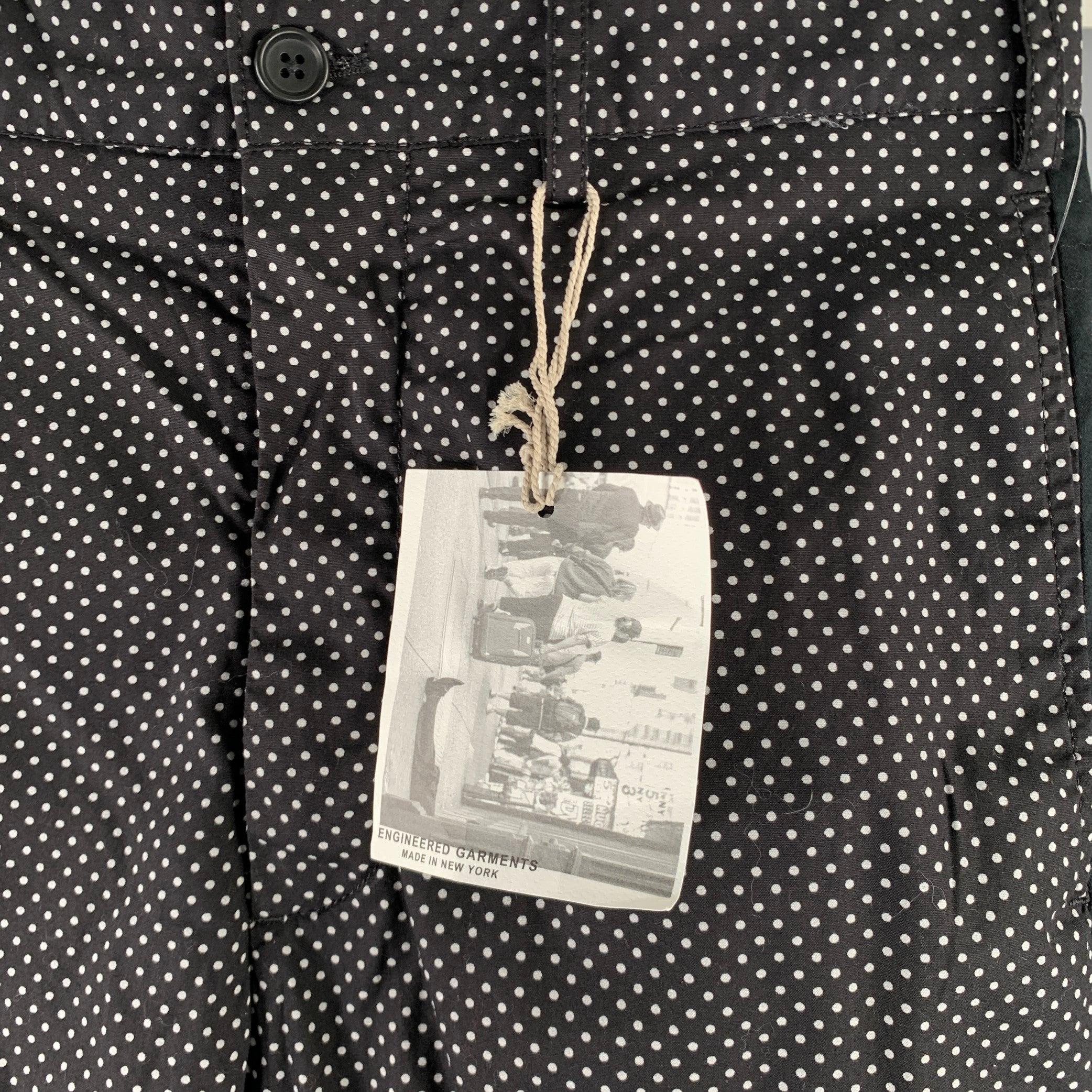 Pantaloni da abito ENGINEERED GARMENTS
in tessuto di cotone bianco e nero con motivo a pois, strisce laterali, polsini e chiusura con zip. Made in USA. Eccellente condizione di usato. 

Contrassegnato:   30 

Misure: 
  Vita: 30 pollici Cavallo: 9