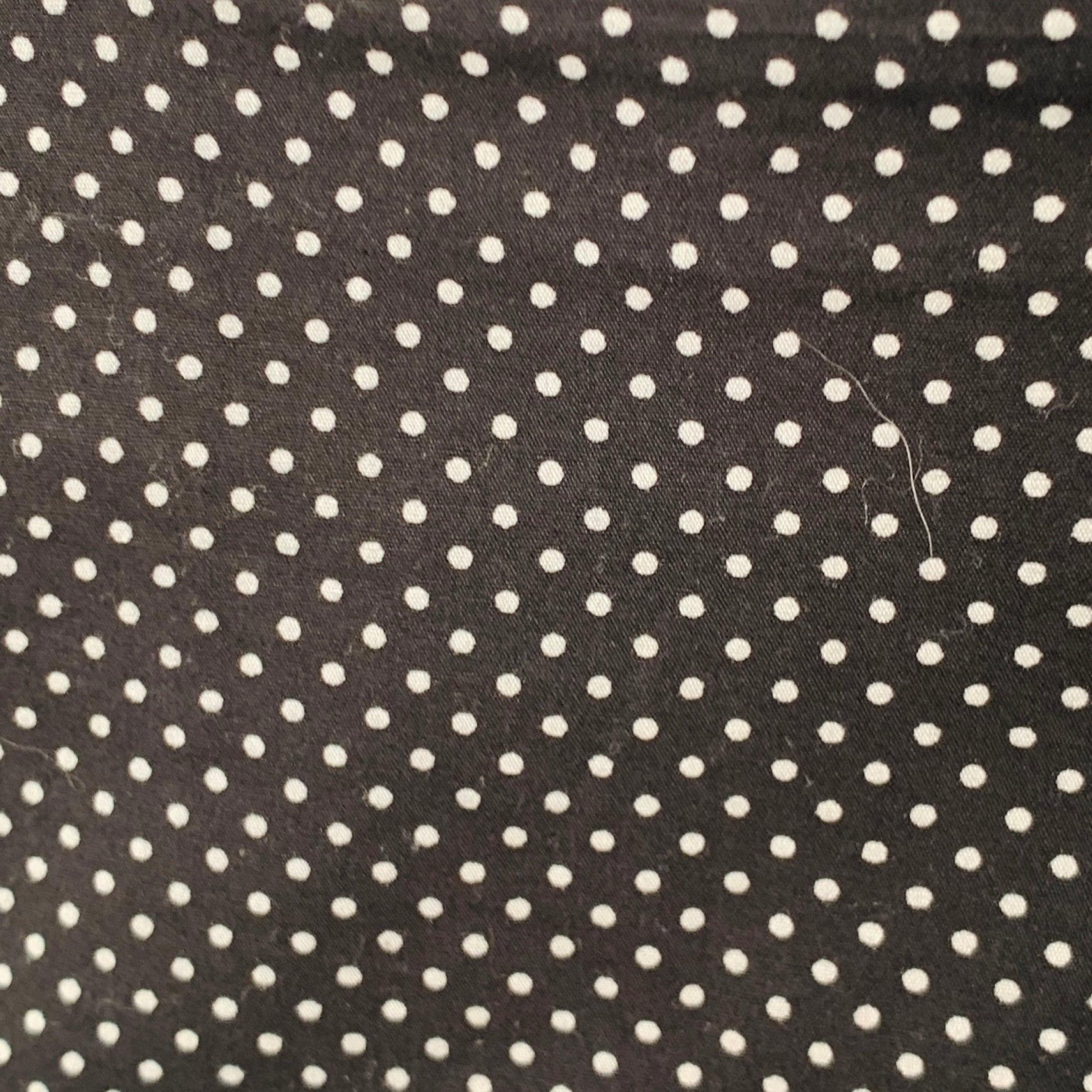 ENGINEERED GARMENTS shorts
in a
black and white cotton woven fabric featuring a polka dot pattern, cuffed design, tuxedo stripes, and zip fly closure. Made in USA.Excellent Pre-Owned Condition. 

Marked:   32 

Measurements: 
  Waist: 32 inches