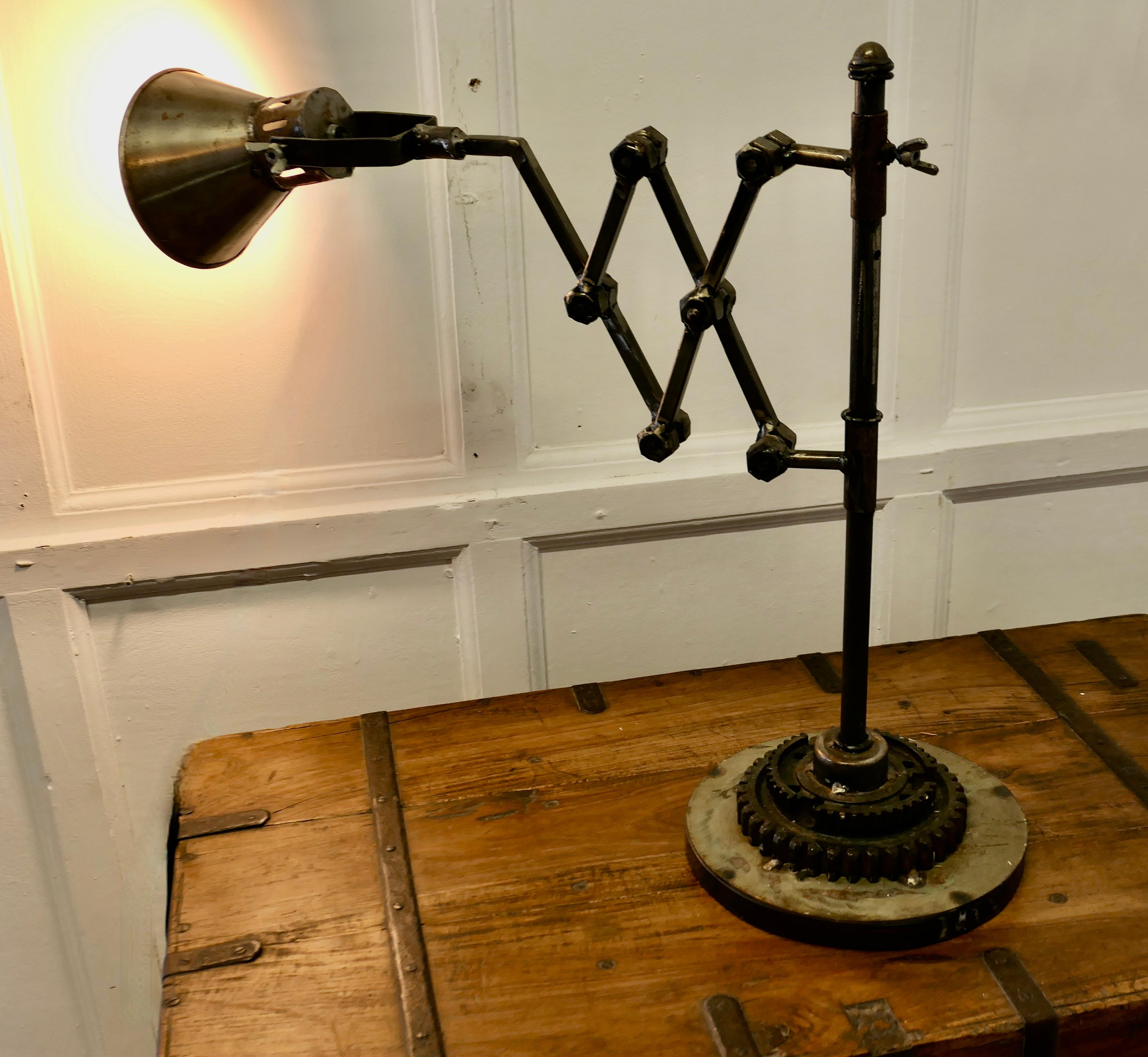 Lampe à poser industrielle excentrique articulée Engineer's Mechanical

Une lampe de table industrielle en état de marche est fabriquée à partir d'écrous, de boulons et de pièces de machines, ce qui lui confère un aspect industriel indéniable pour
