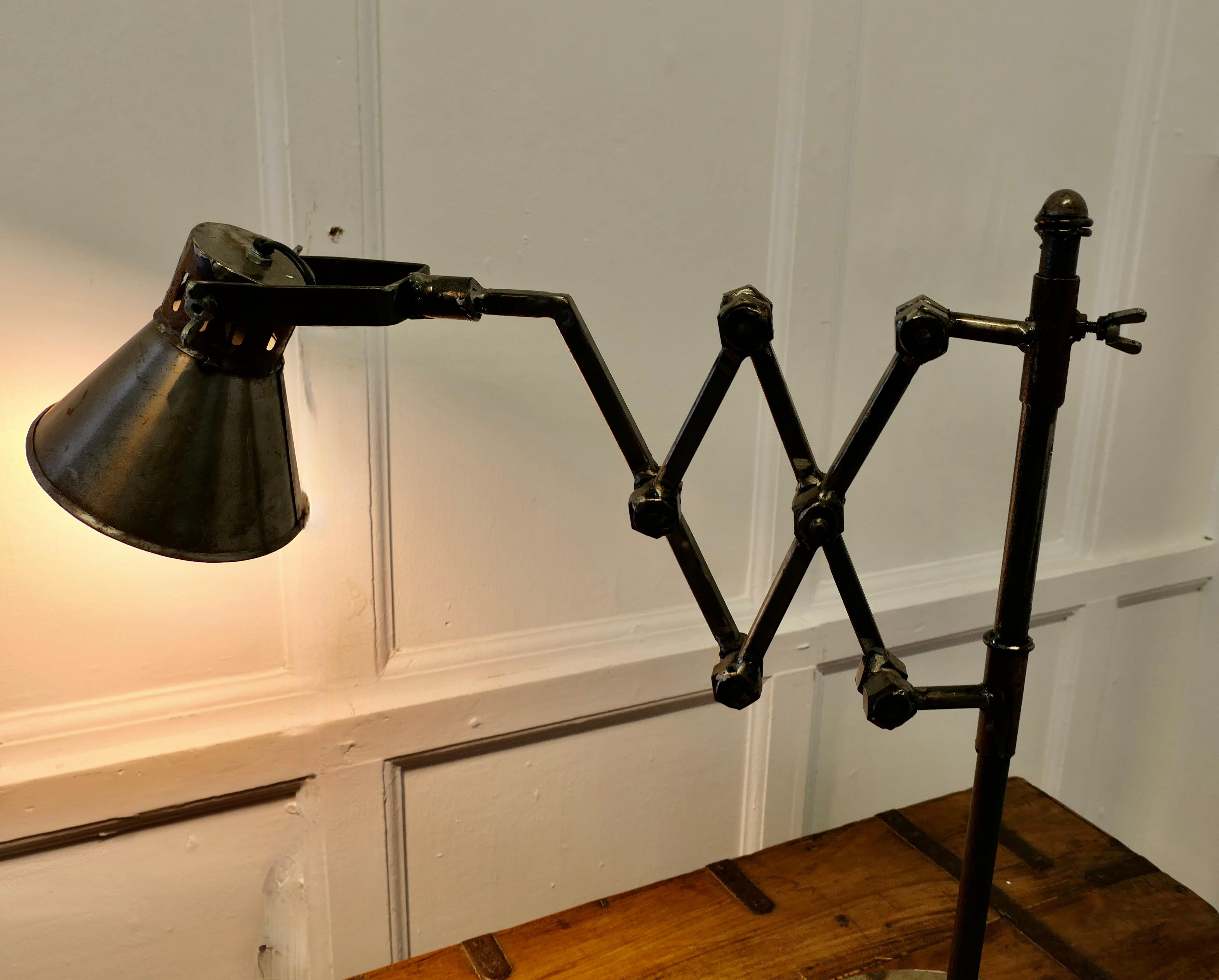 Lampe à poser industrielle excentrique articulée Engineer's Mechanical Bon état à Godshill, Isle of Wight