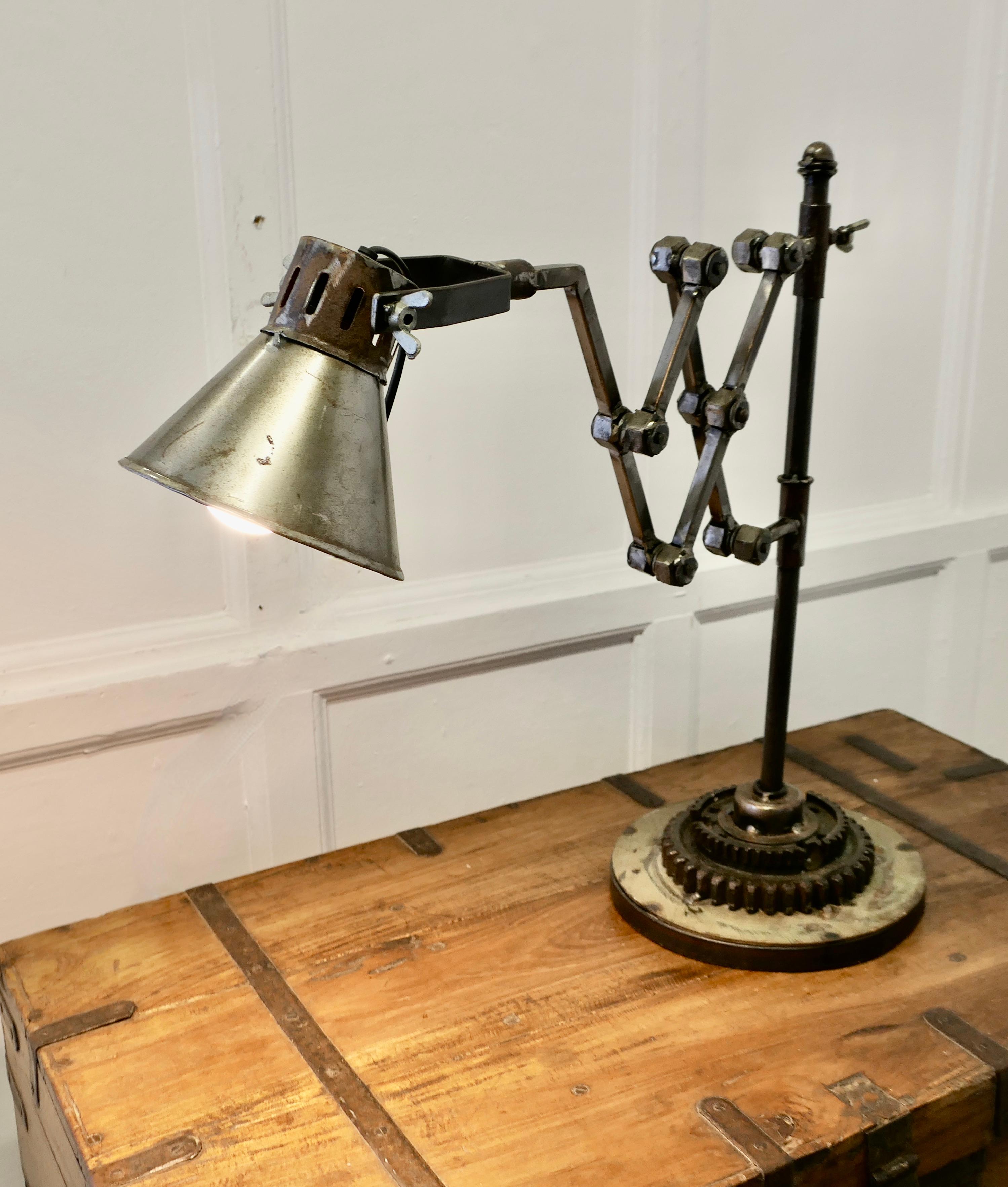 Milieu du XXe siècle Lampe à poser industrielle excentrique articulée Engineer's Mechanical